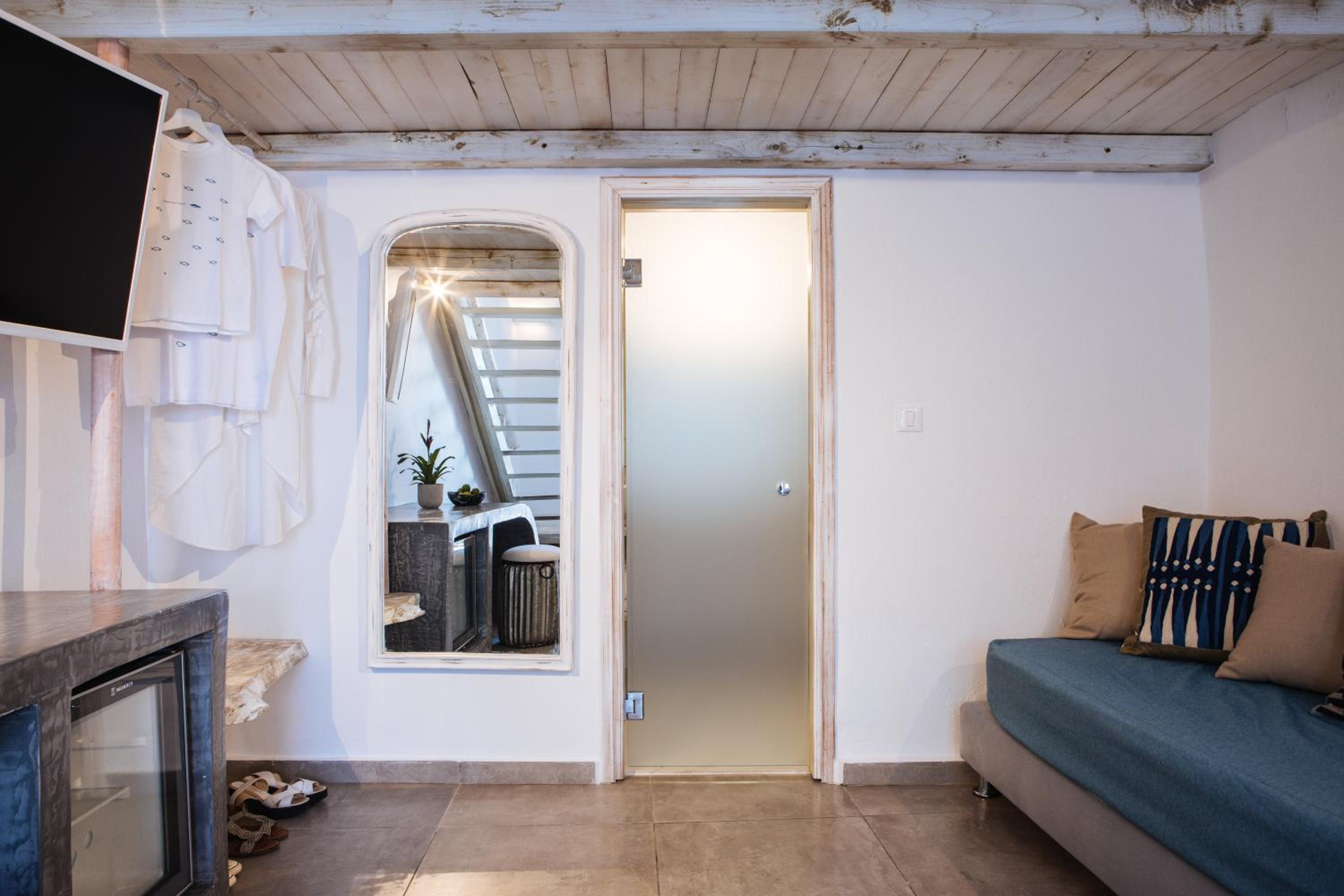 Poolfront Suite - Photo 9