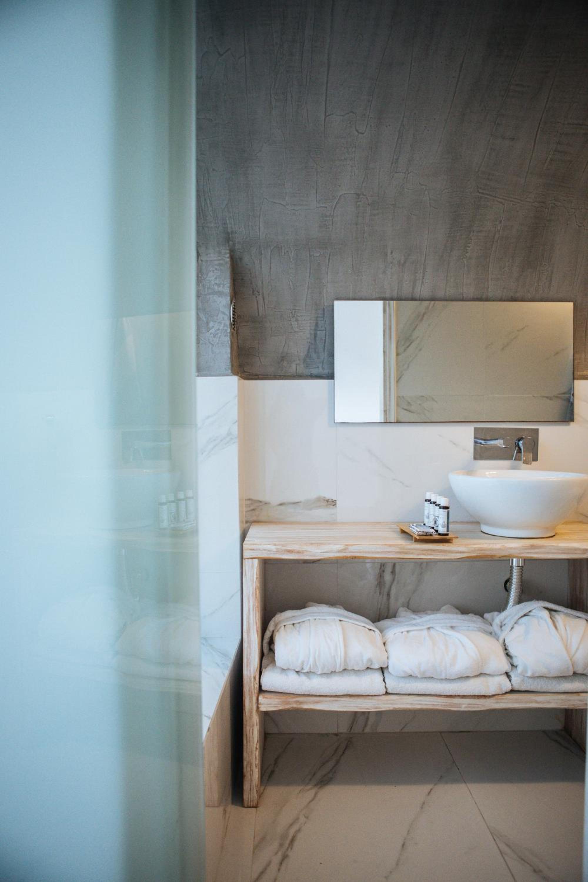 Poolfront Suite - Photo 13