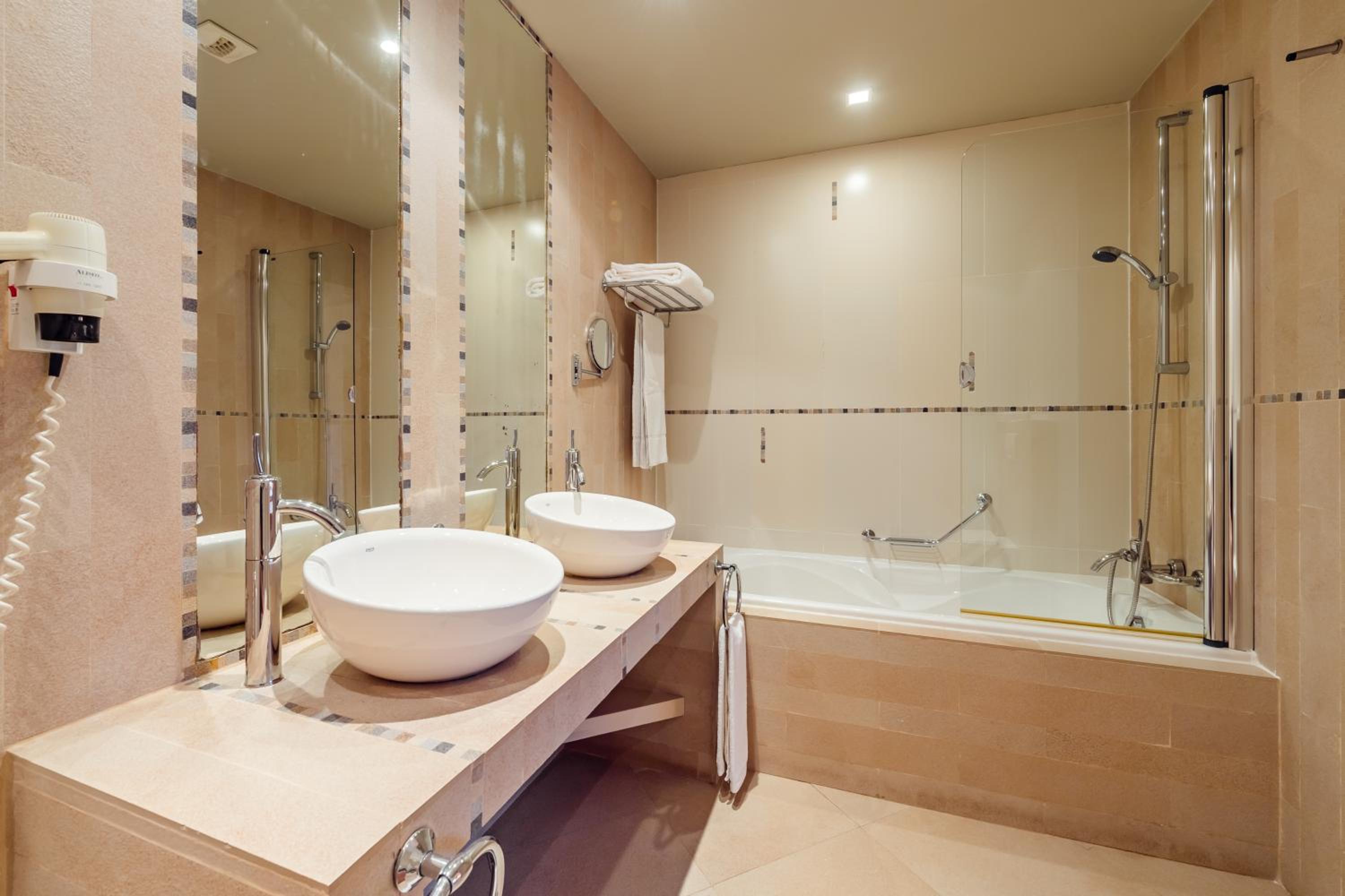 Junior Suite with Sea View - Photo 3