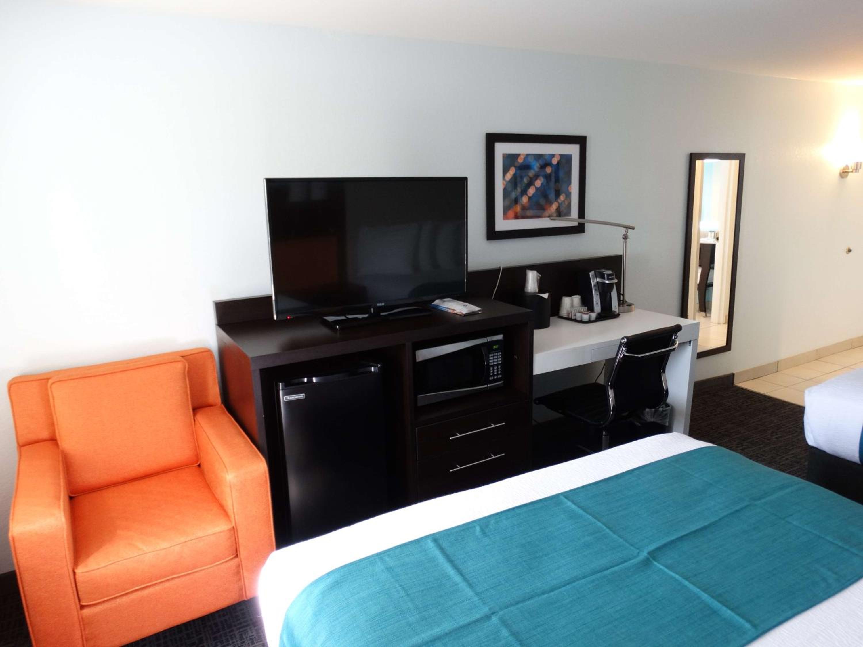Queen Room with Two Queen Beds - Disability Access - Photo 4