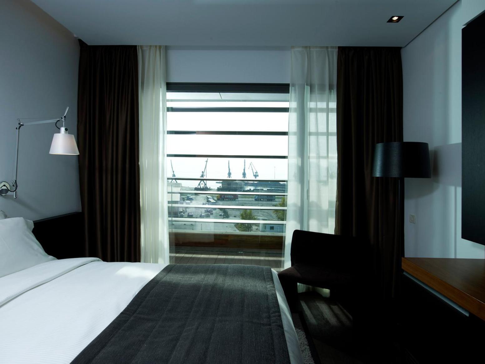 Superior Double Room with Port View - Photo 4