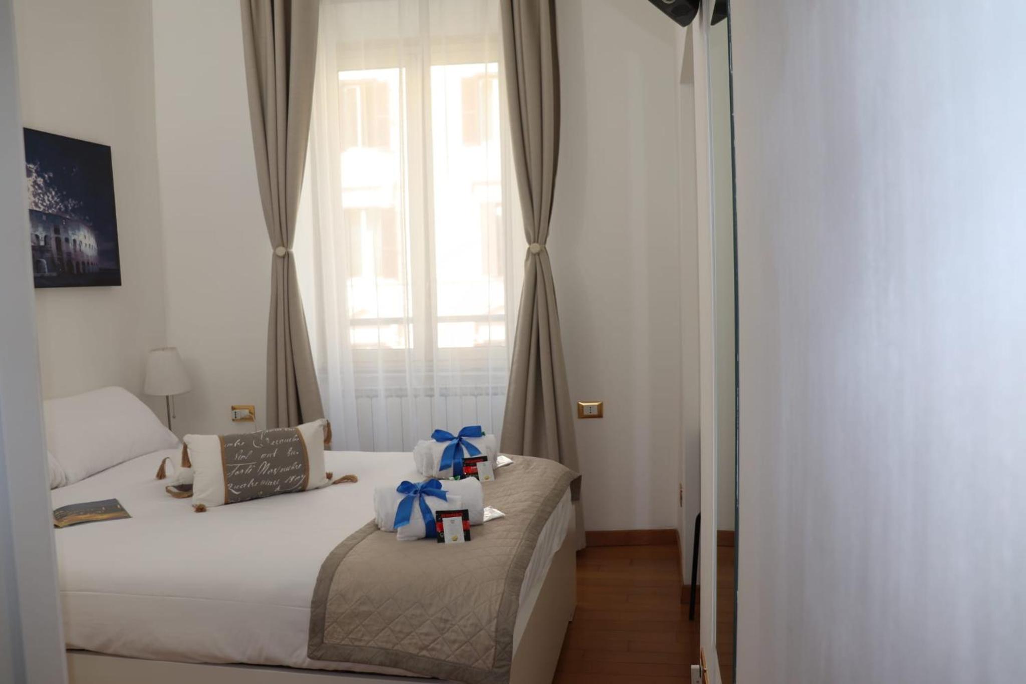 Small Double Room with Private Bathroom photo 1