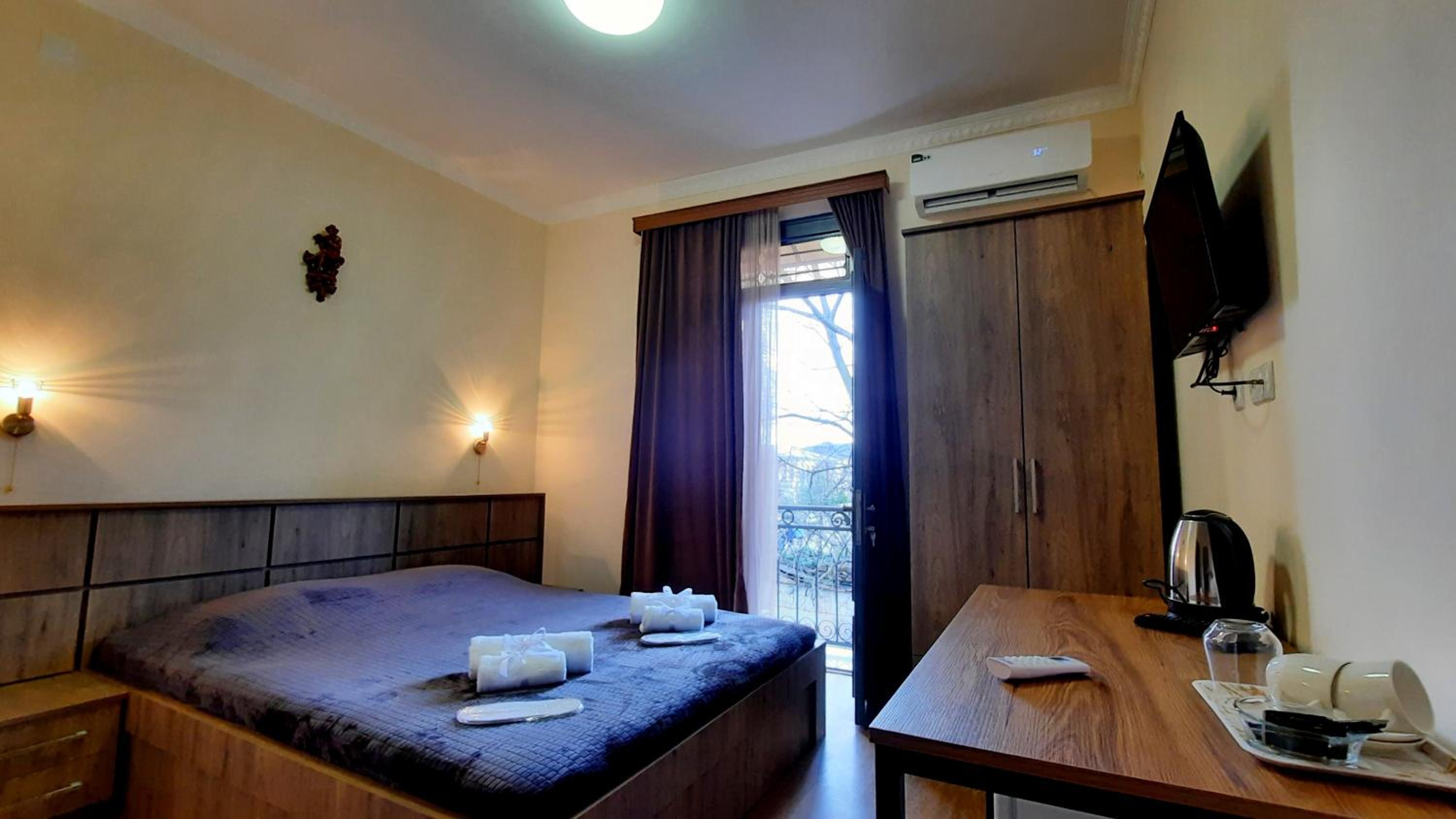 Large Double Room photo 3