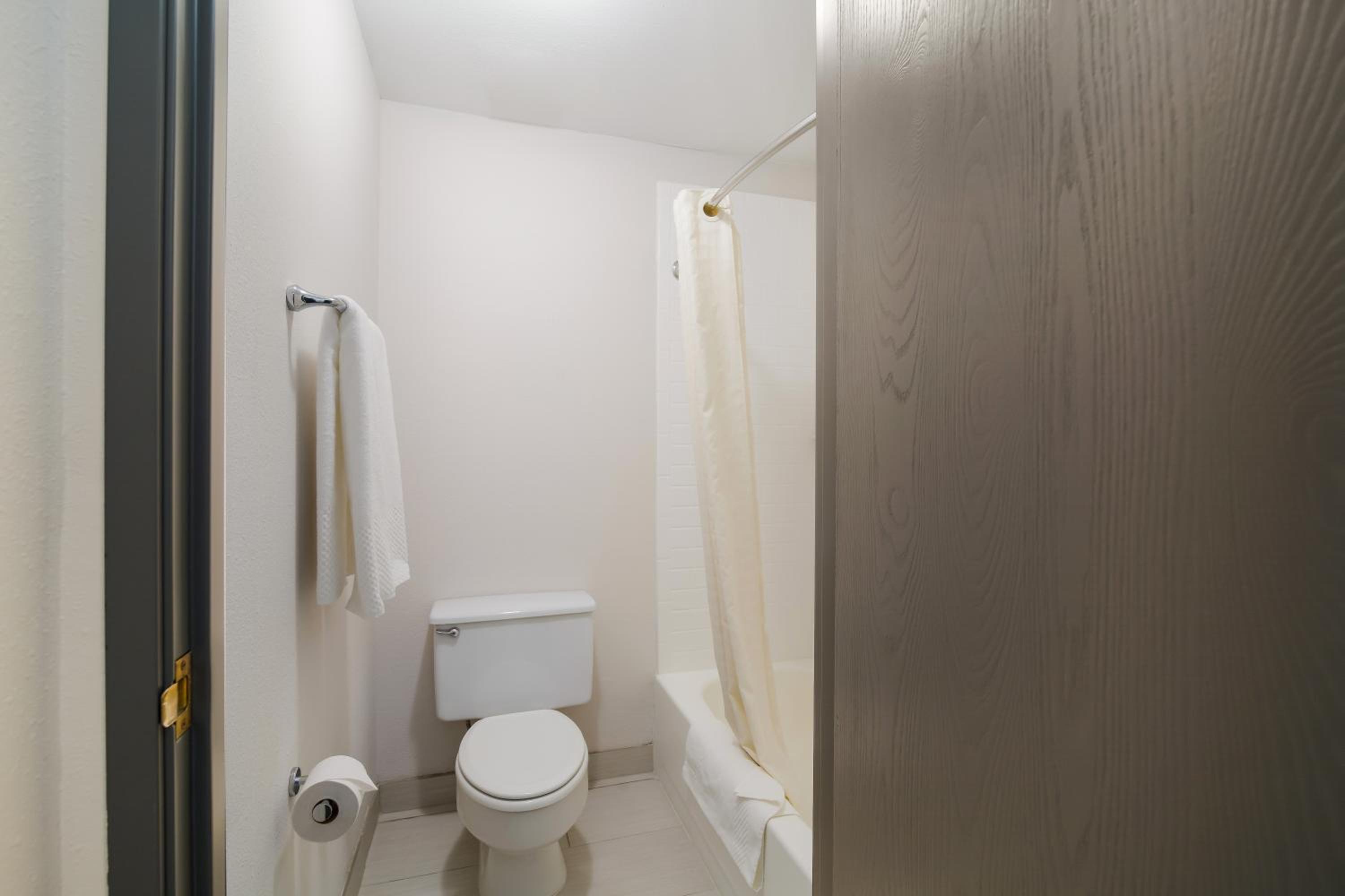Standard Queen Room - Non Smoking - Photo 6