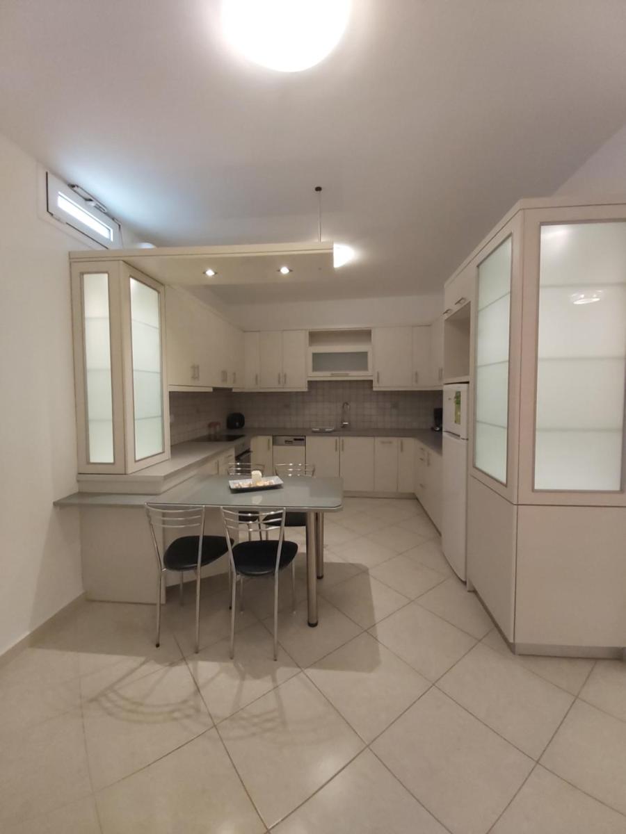 Deluxe Apartment with Outdoor Hot Tub photo 3