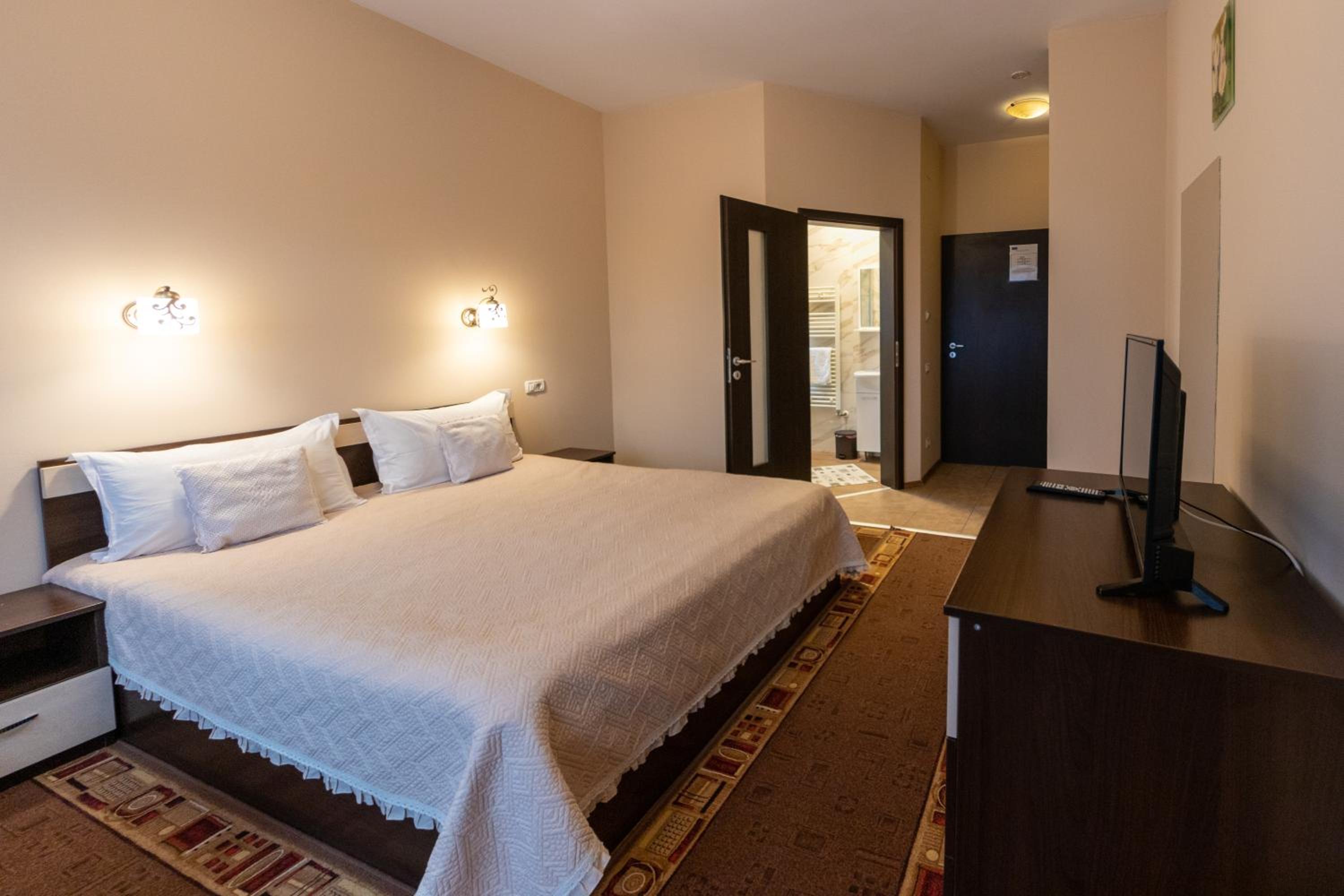 Double Room with Mountain View - Photo 1