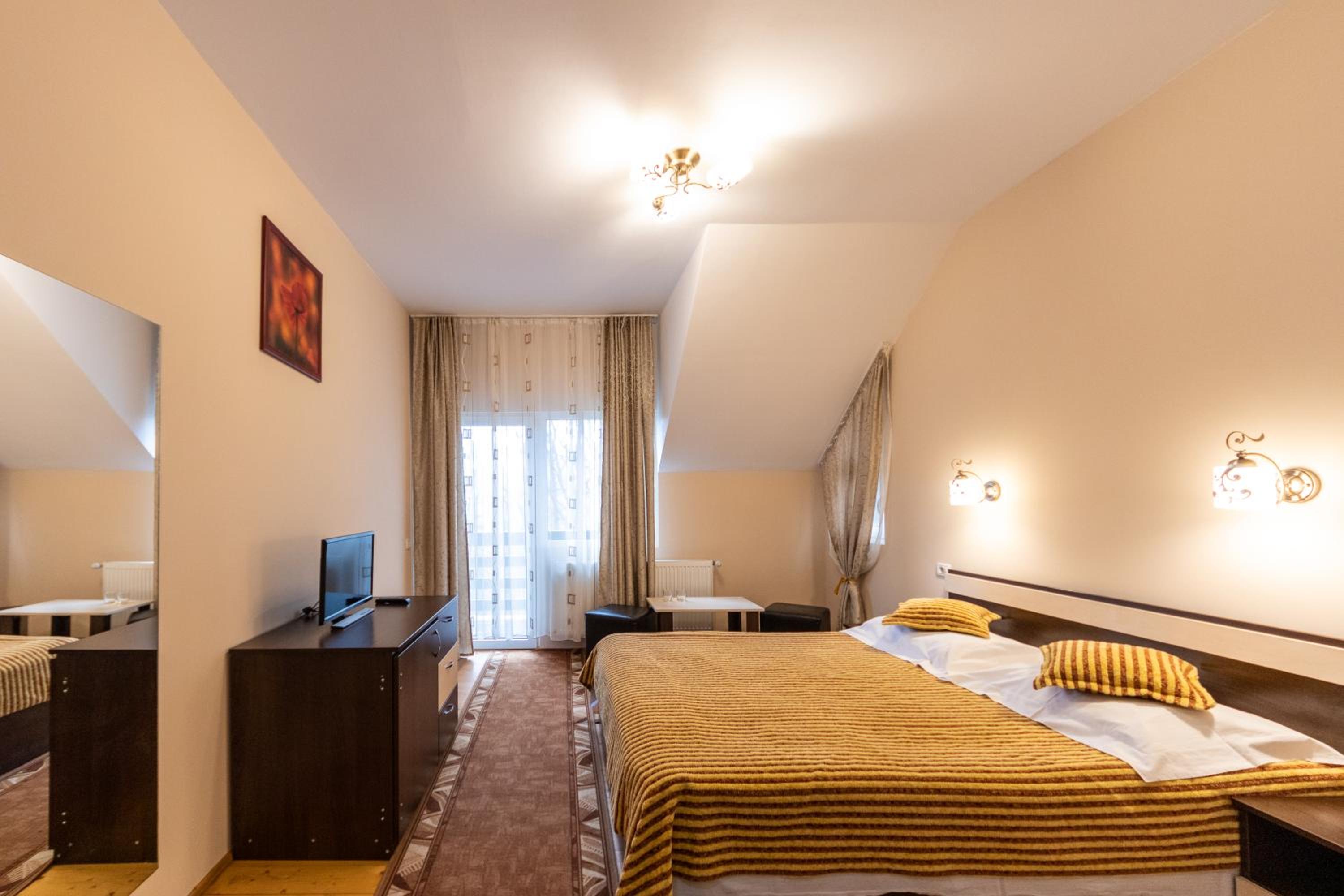 Double Room with Mountain View - Photo 10