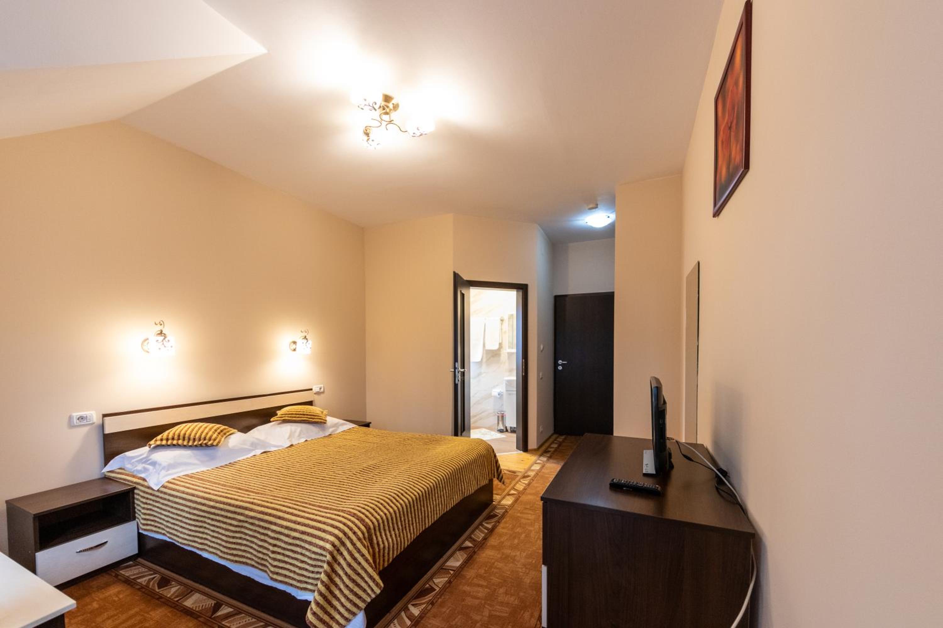 Double Room with Mountain View - Photo 11