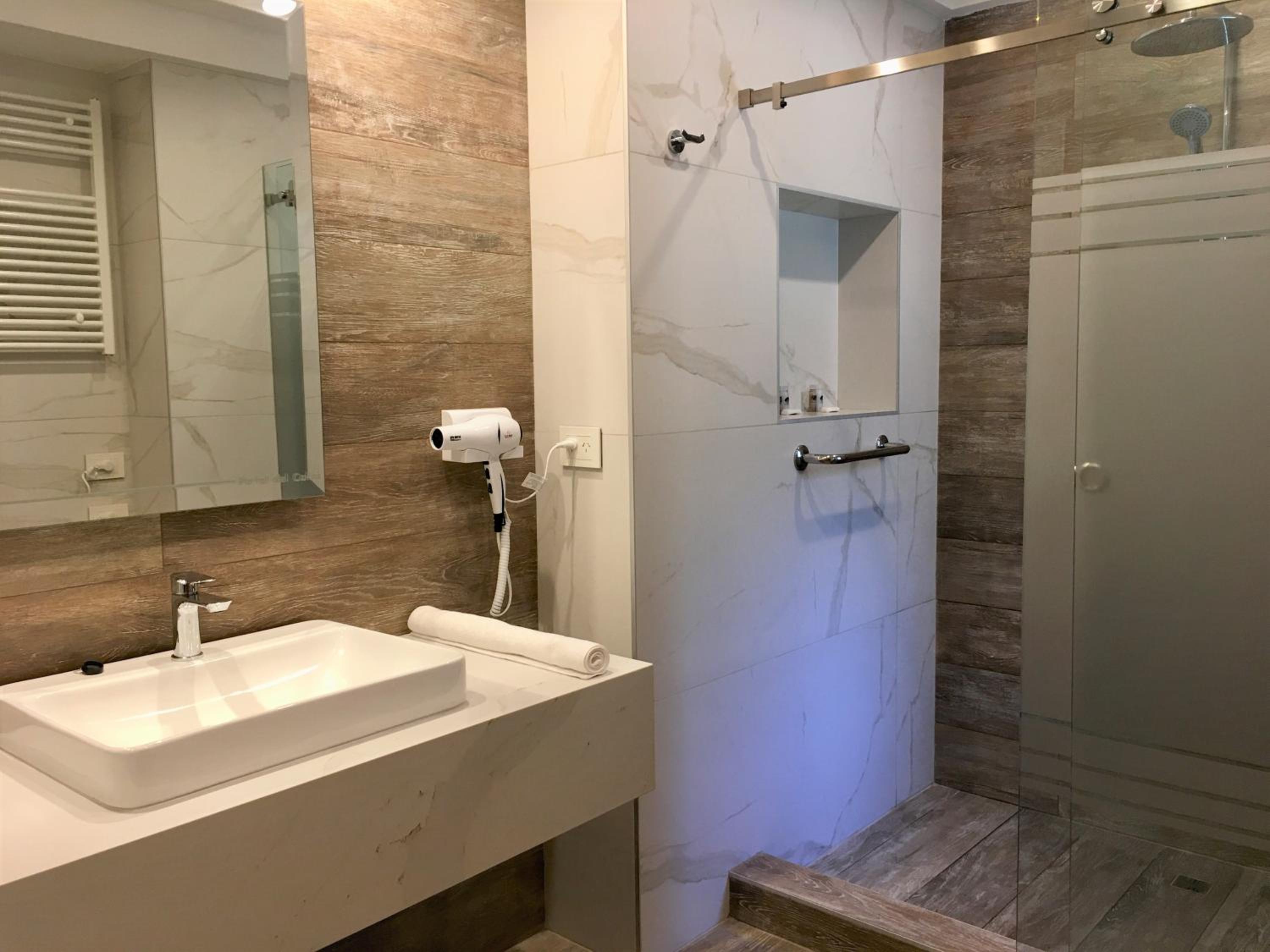 Deluxe Junior Suite photo 3