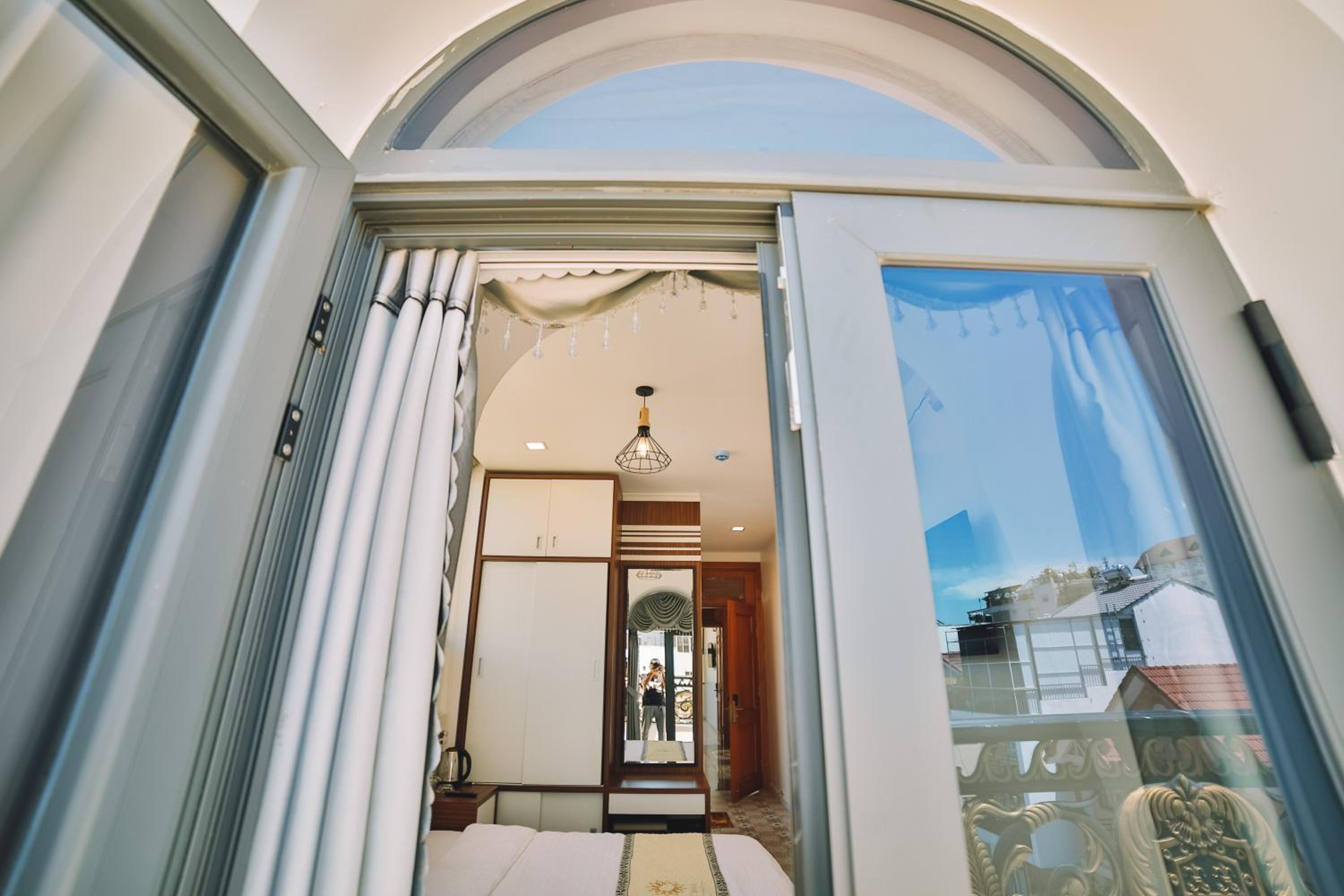 Deluxe Double Room with Balcony - Photo 18