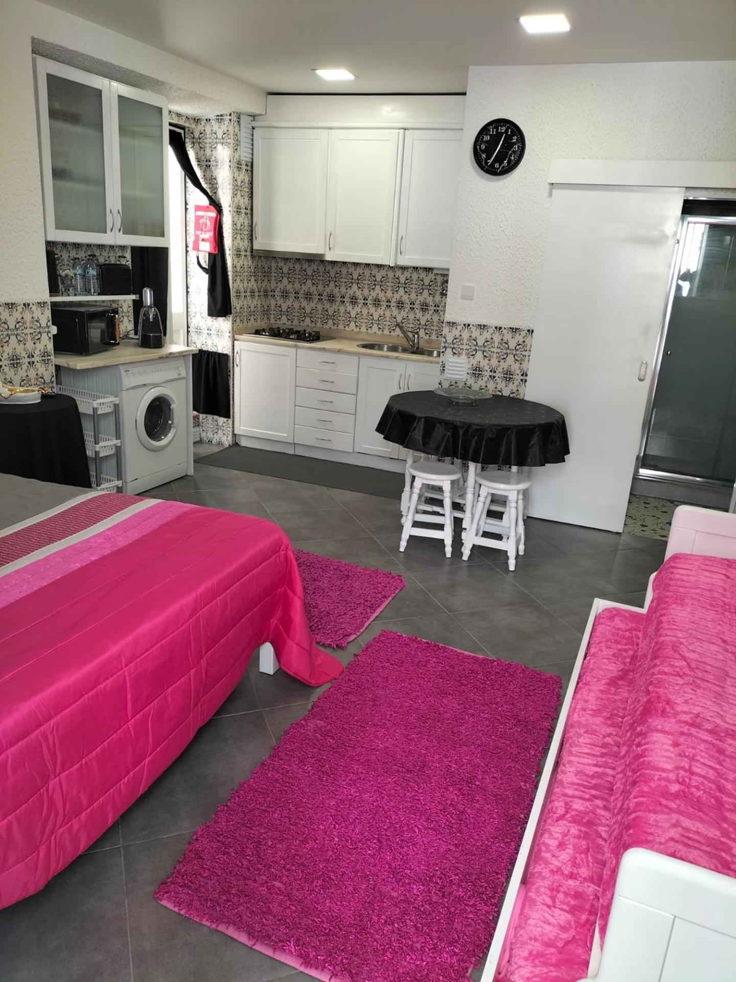 One-Bedroom House - Photo 6