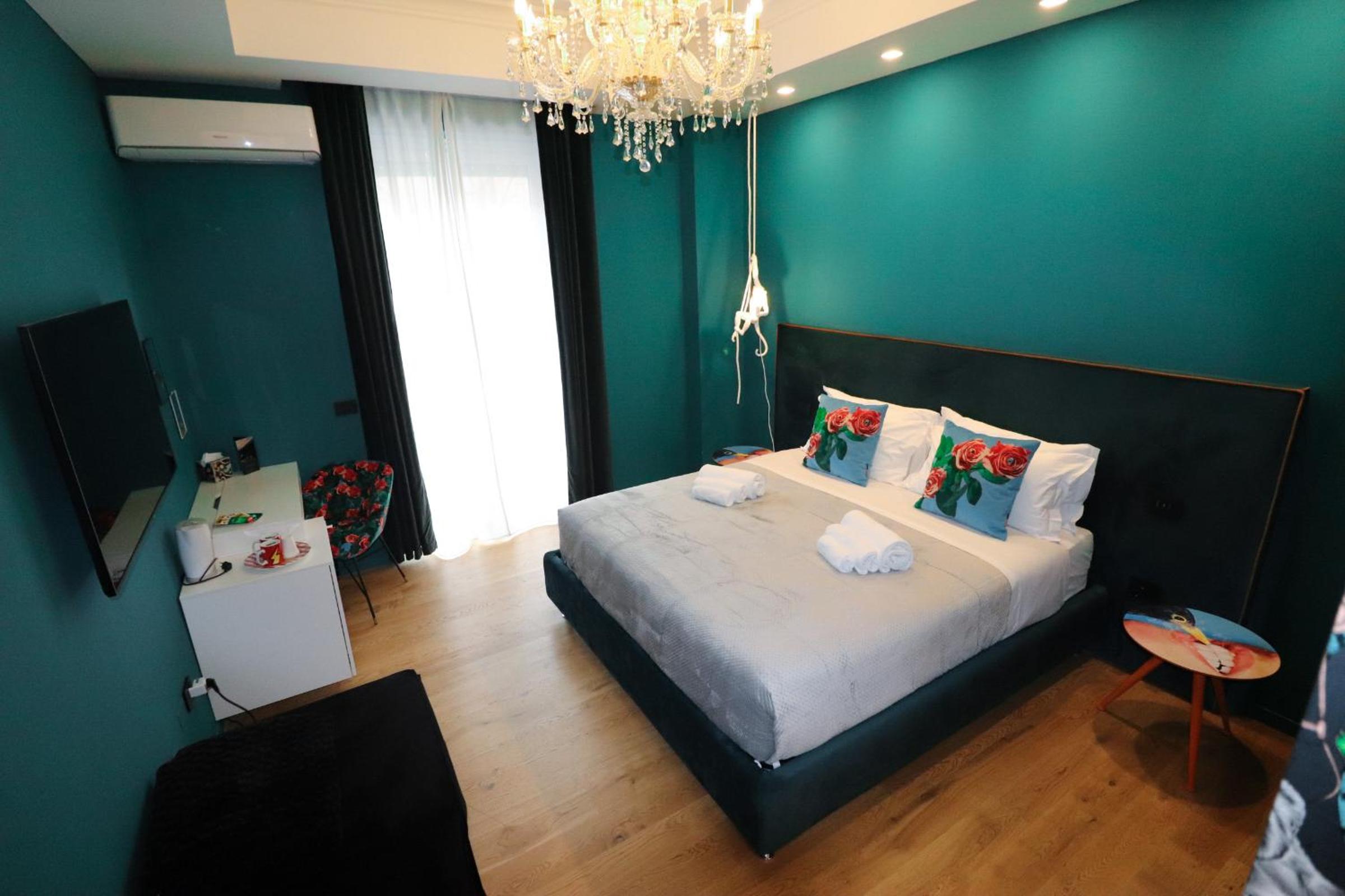 King Suite with Balcony - Photo 16