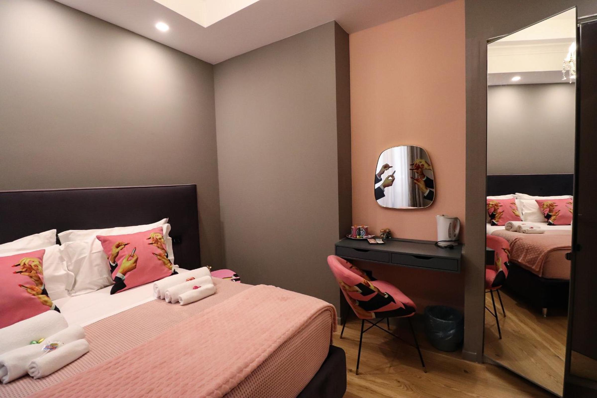 Standard Double Room - Photo 10