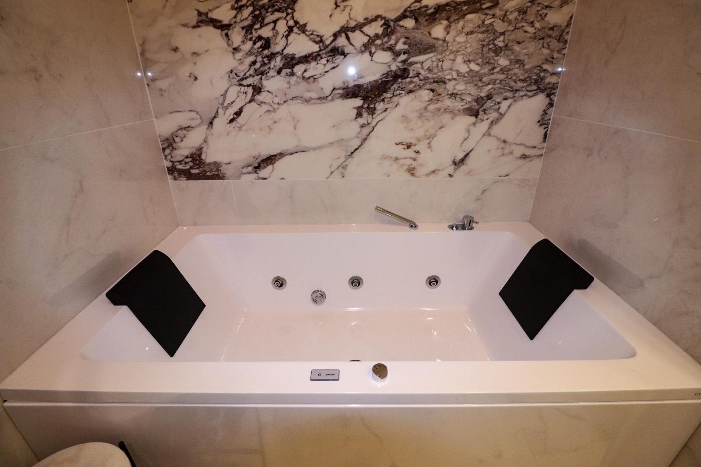 Deluxe Suite with Spa Bath - Photo 10