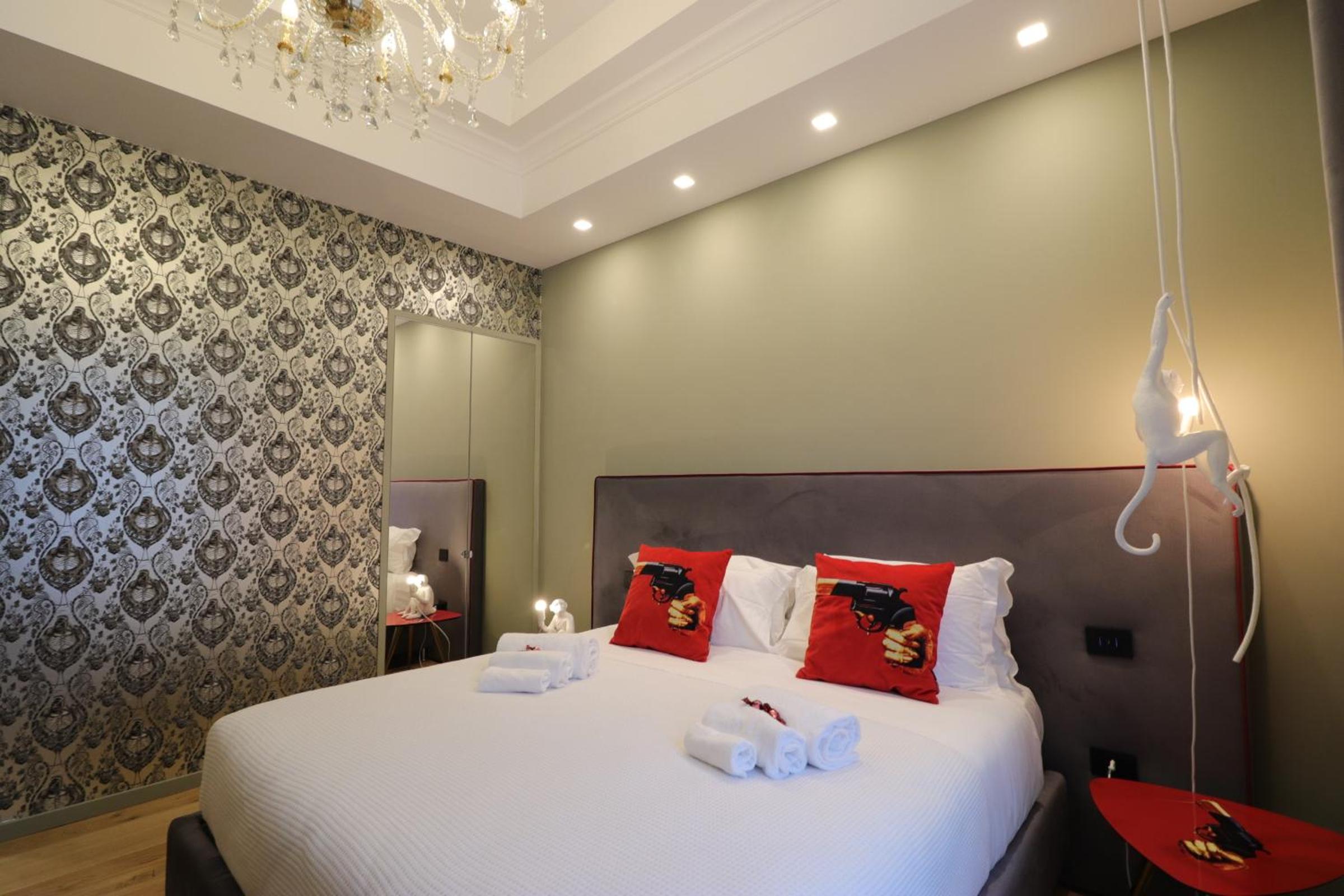 Deluxe Suite with Spa Bath - Photo 9