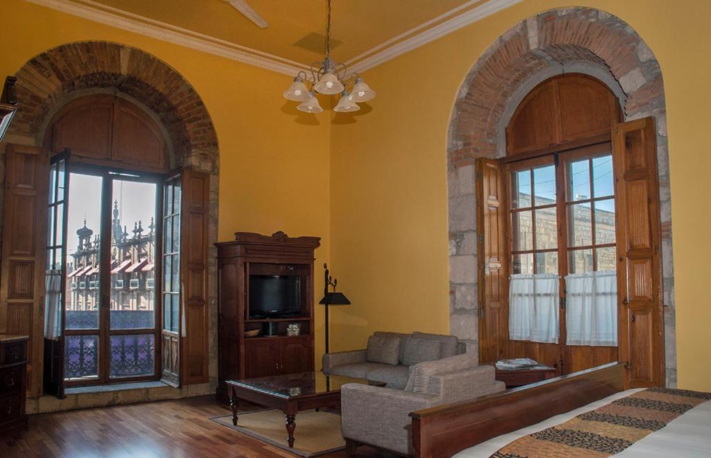 King Suite with Balcony - Photo 4