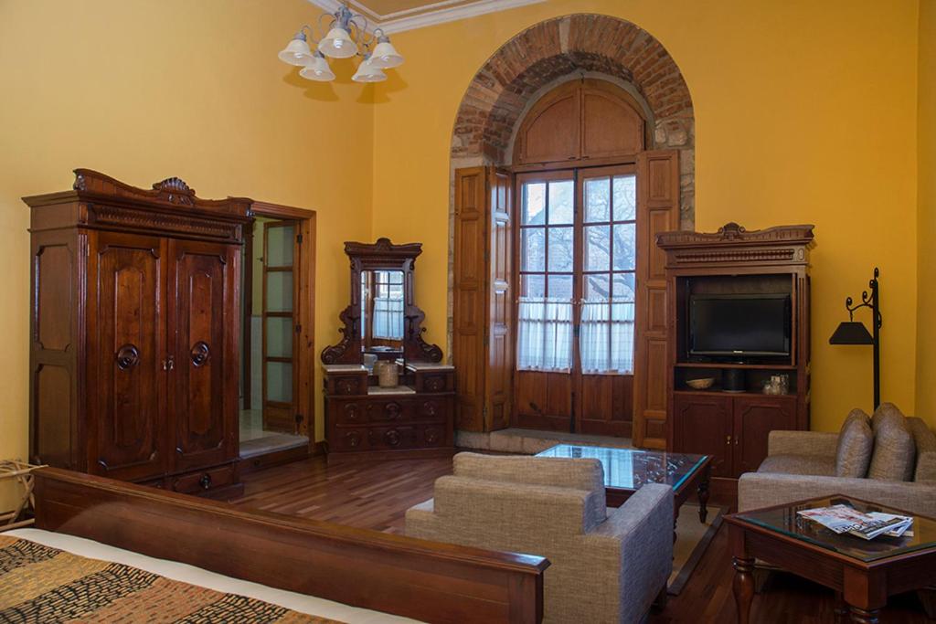 King Suite with Balcony - Photo 3