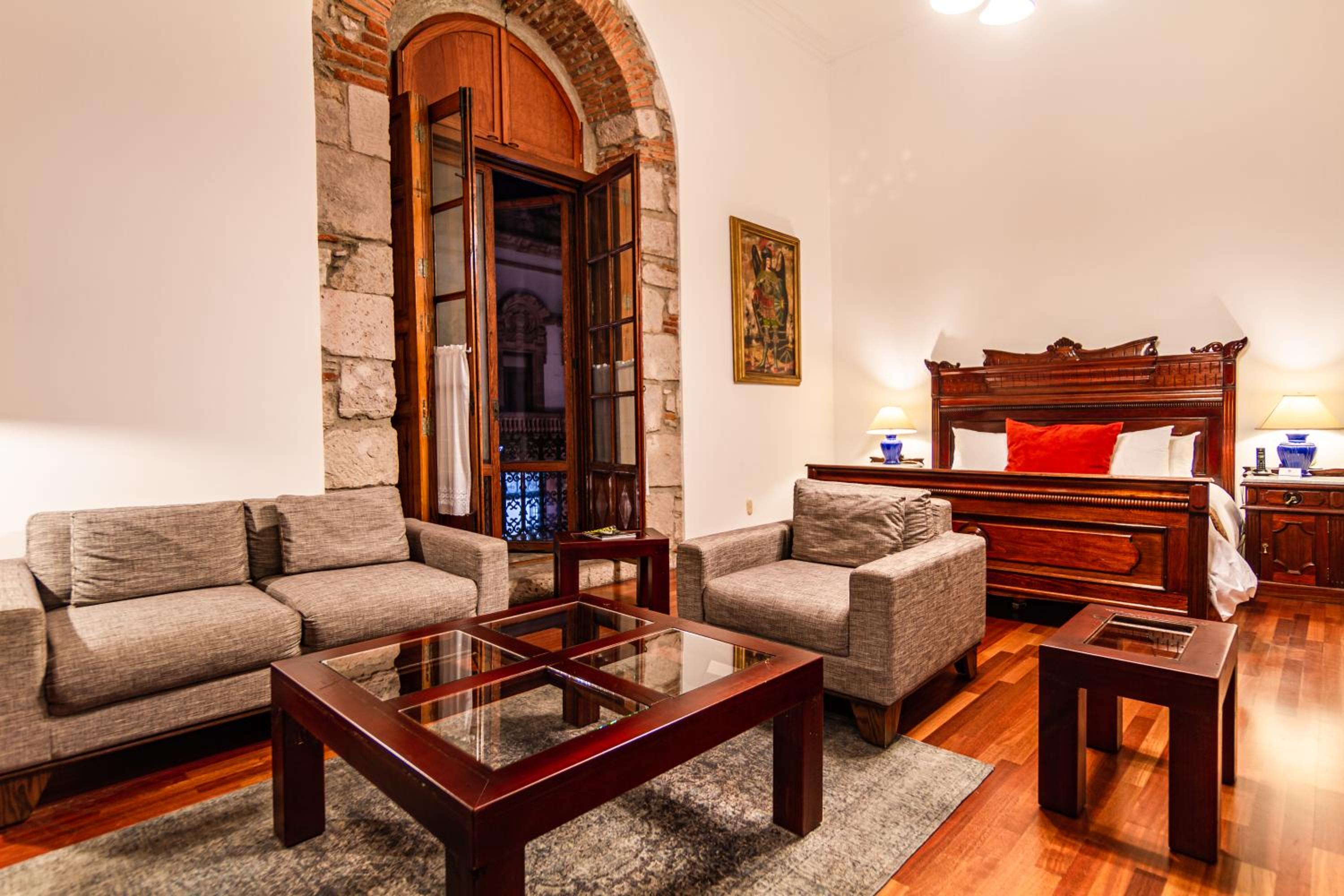 King Suite with Balcony - Photo 2