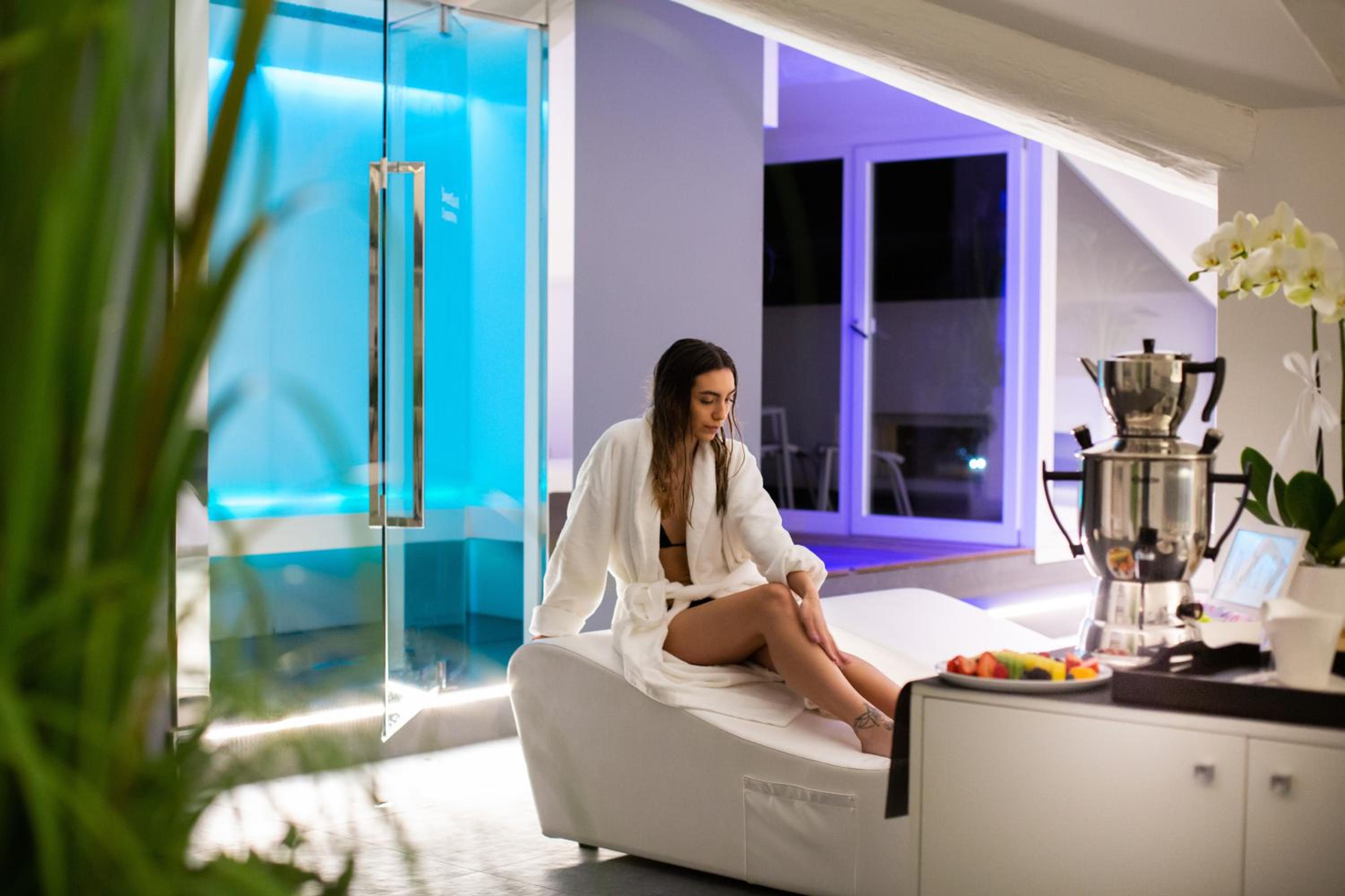Superior Queen Room with Spa Access - Photo 21