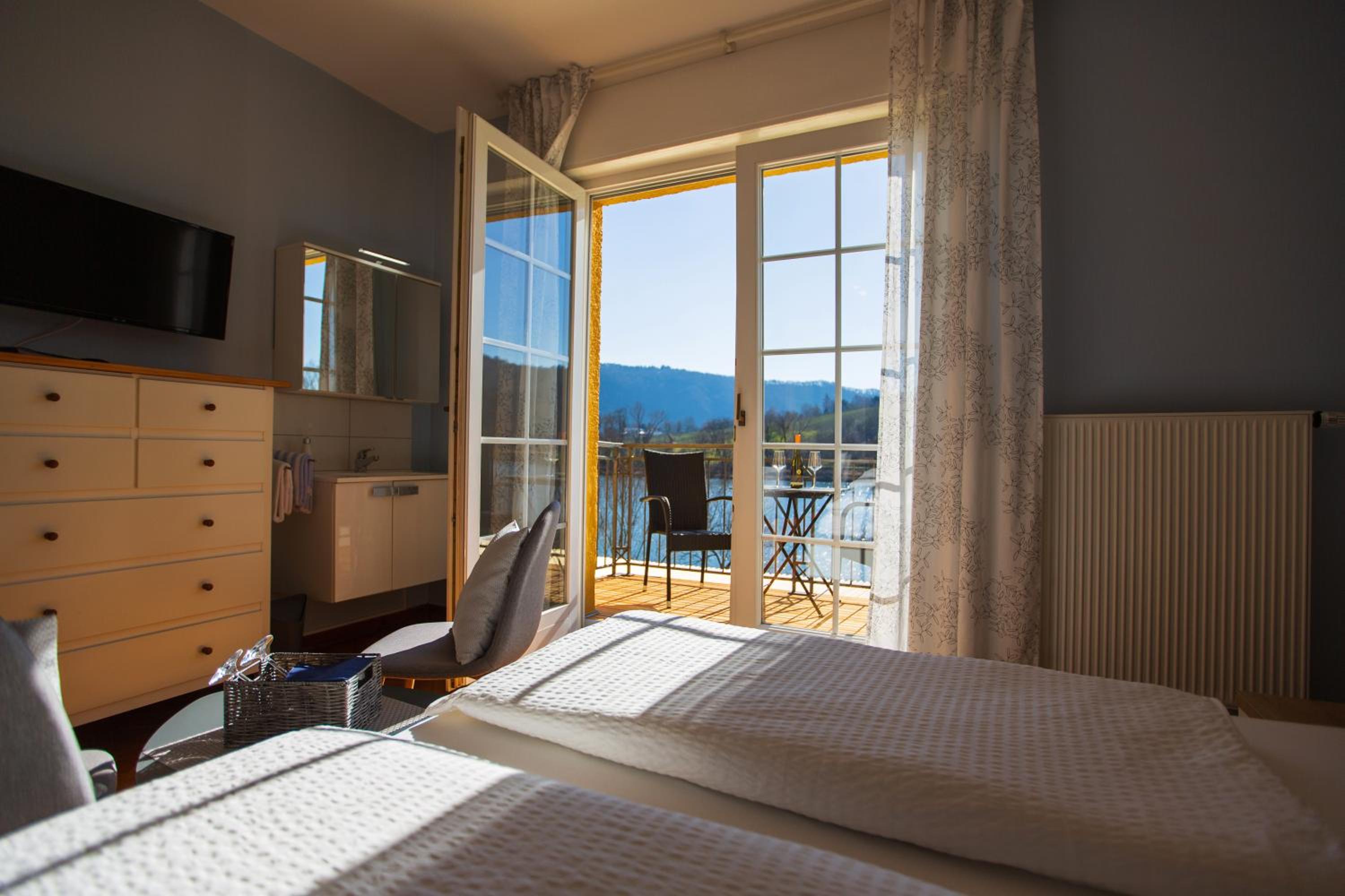 Double Room with Private Bathroom and Balcony photo 2