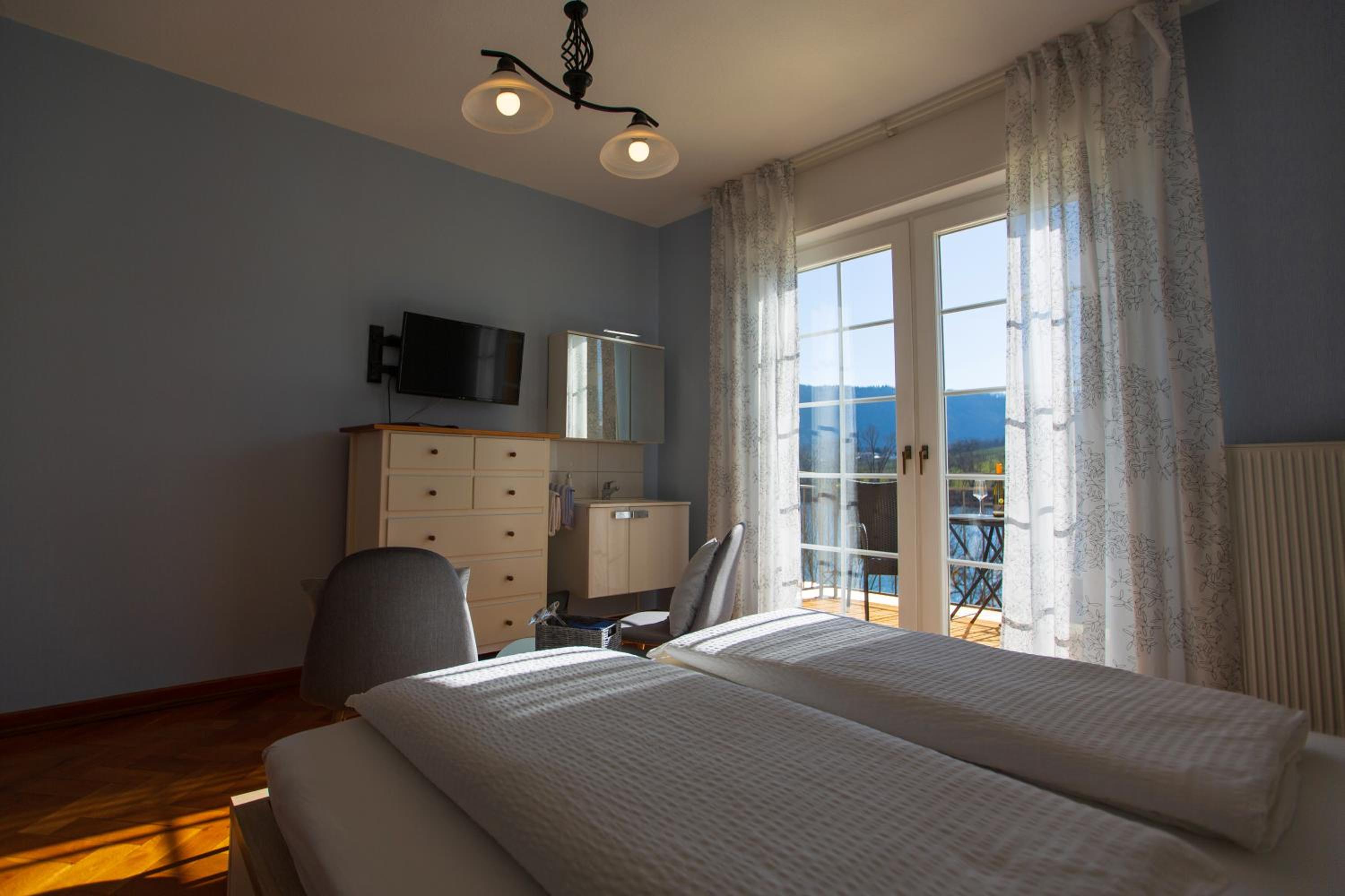 Double Room with Private Bathroom and Balcony photo 3