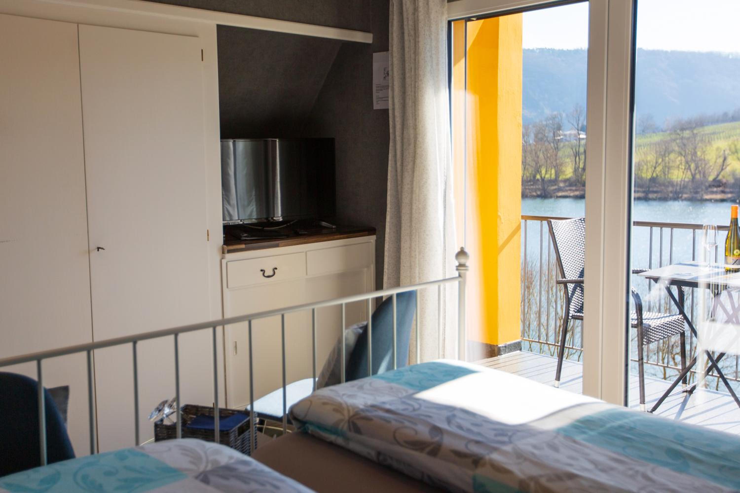 Double Room with Private Bathroom and Balcony photo 2