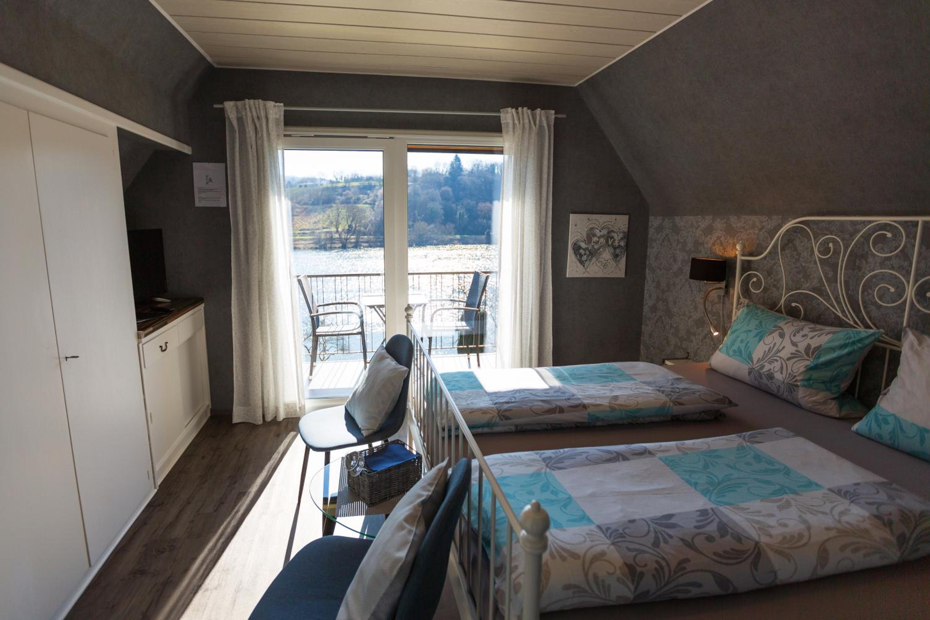 Double Room with Private Bathroom and Balcony photo 1