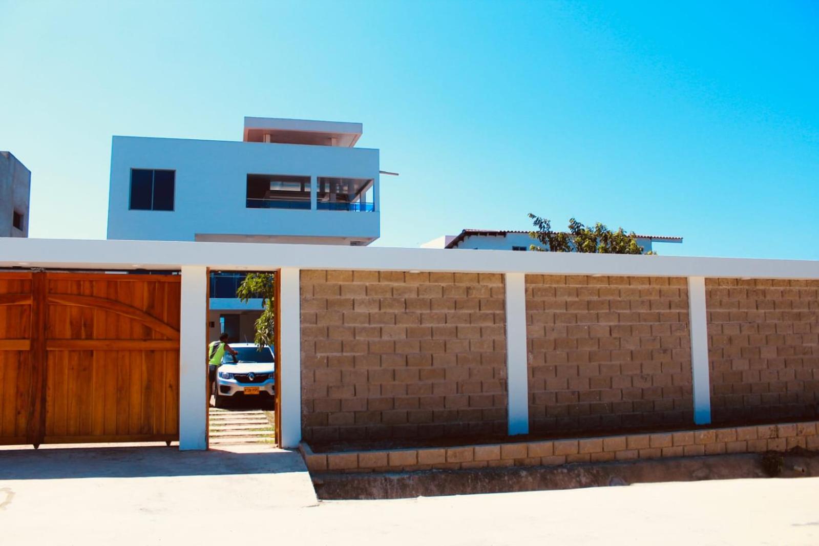 Six-Bedroom House photo 2