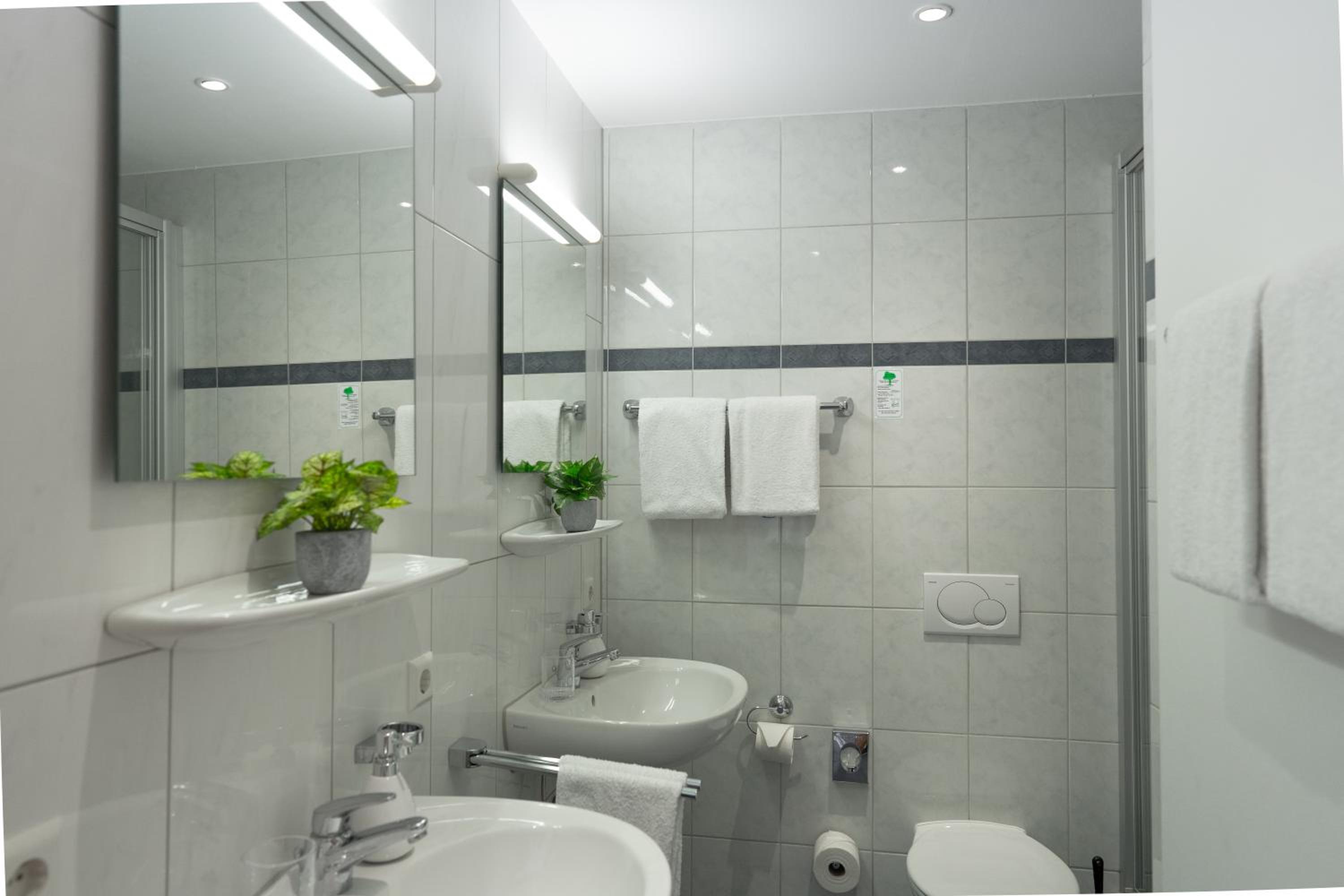 Quadruple Room with Private Bathroom - Photo 3