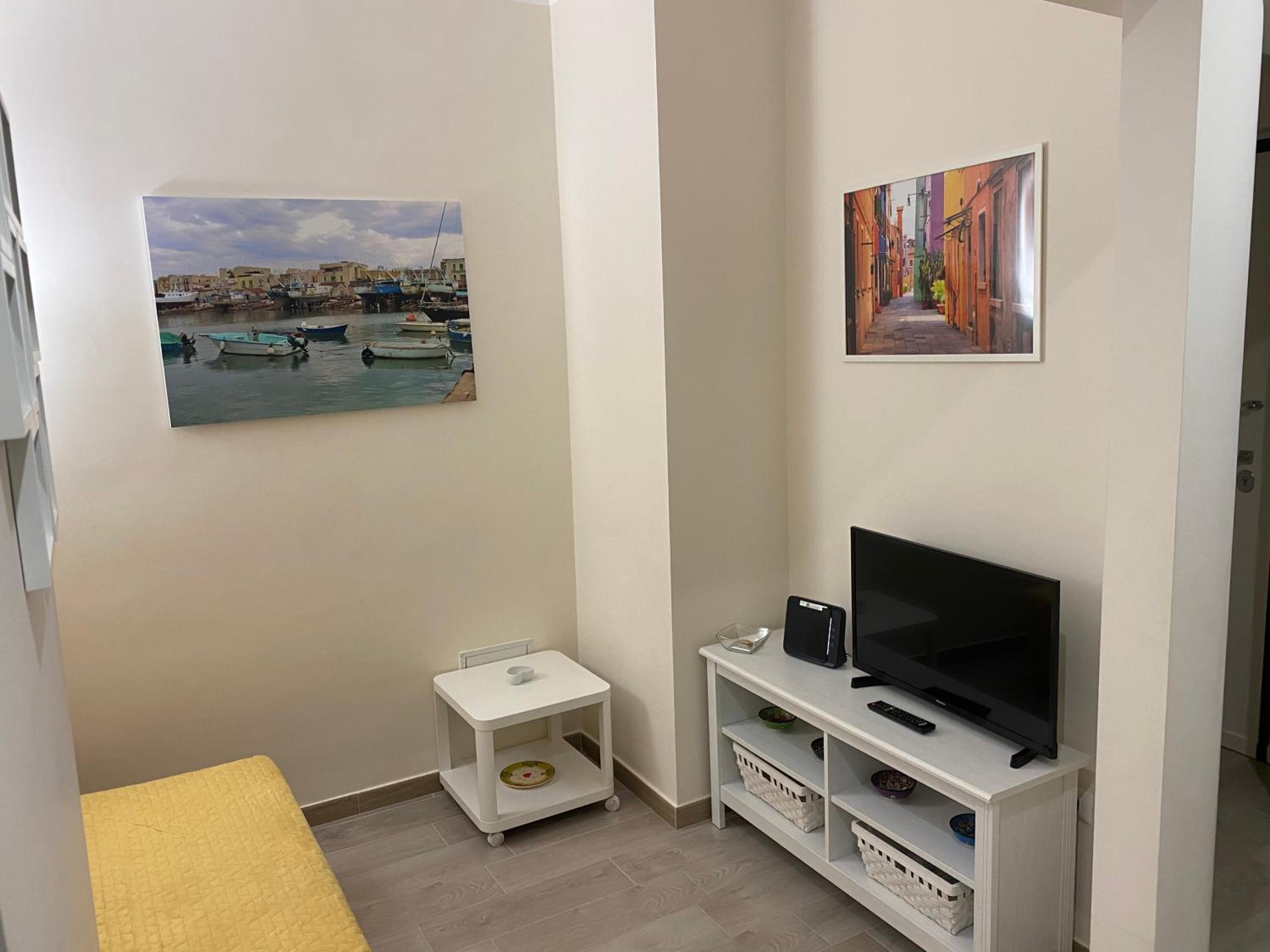 One-Bedroom Apartment photo 1