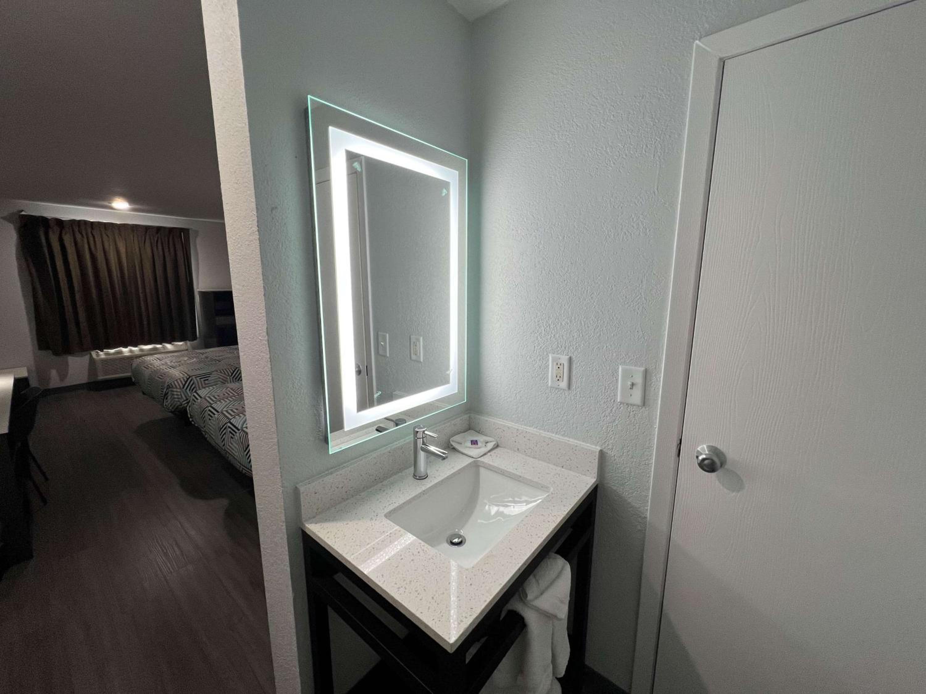 Queen Suite - Non-Smoking photo 2