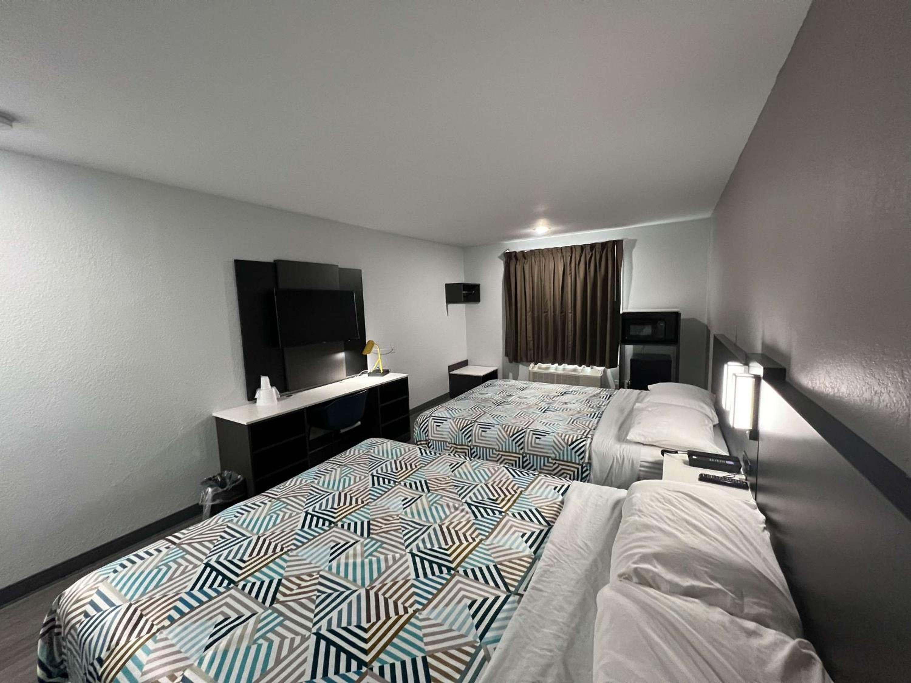 Queen Suite - Non-Smoking photo 3