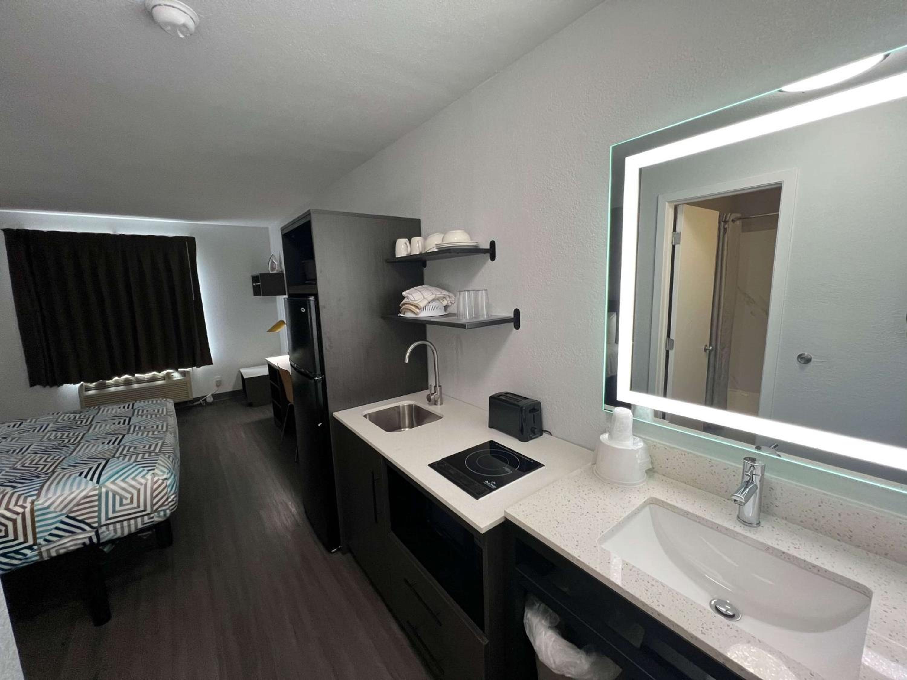 Queen Room - Non-Smoking photo 2