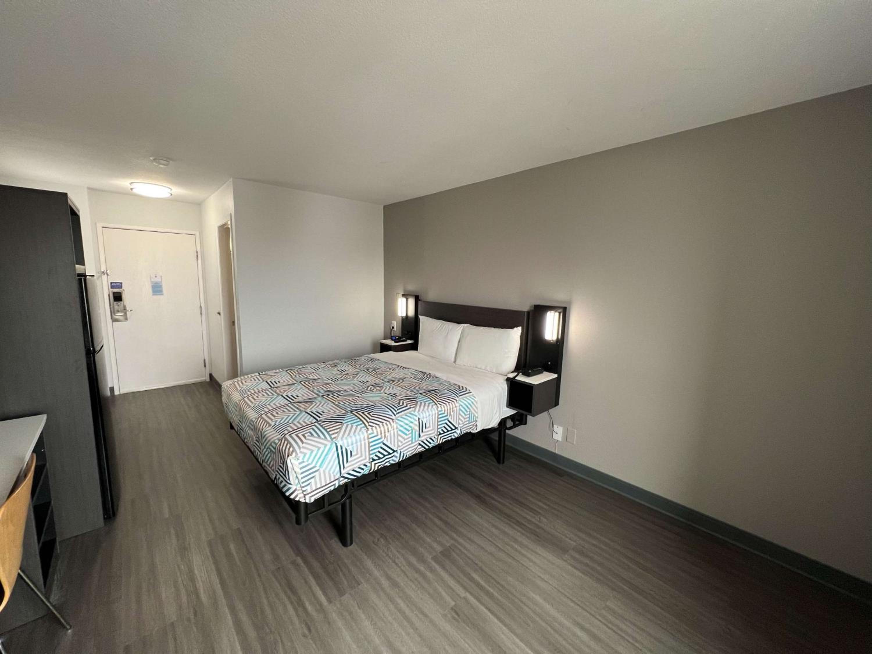 Queen Room - Disability Access - Non-Smoking photo 3