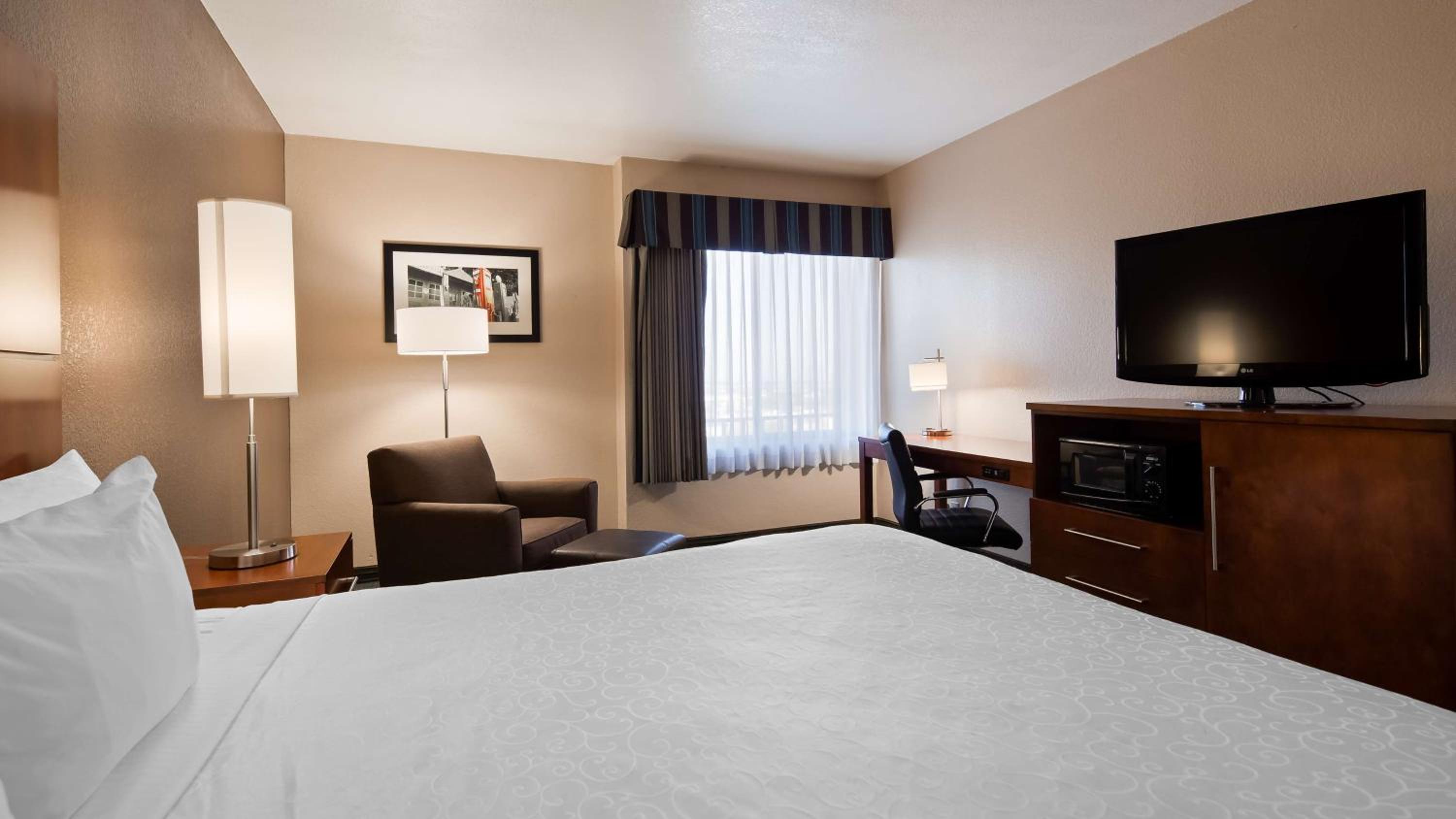King Room - Disability Access Tub - Photo 4