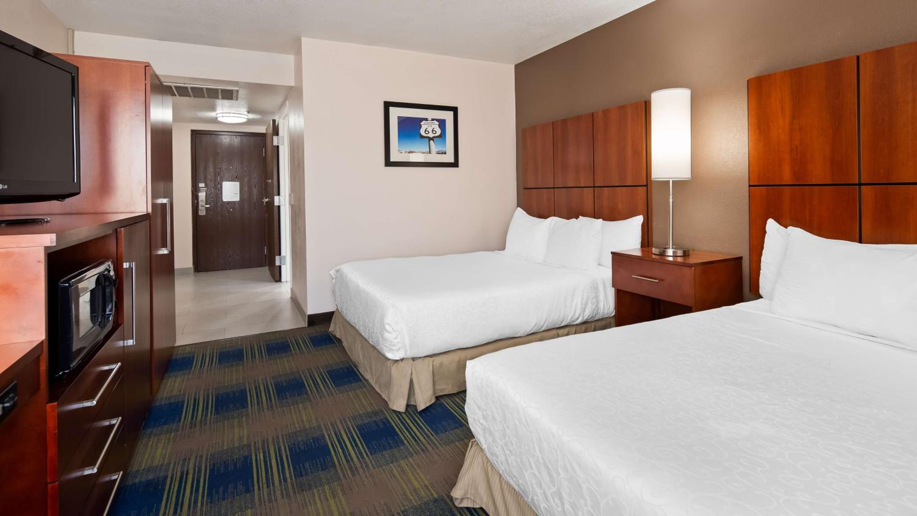 Queen Room with Two Queen Beds and Roll-In Shower - Mobility Access/Non-Smoking - Photo 3