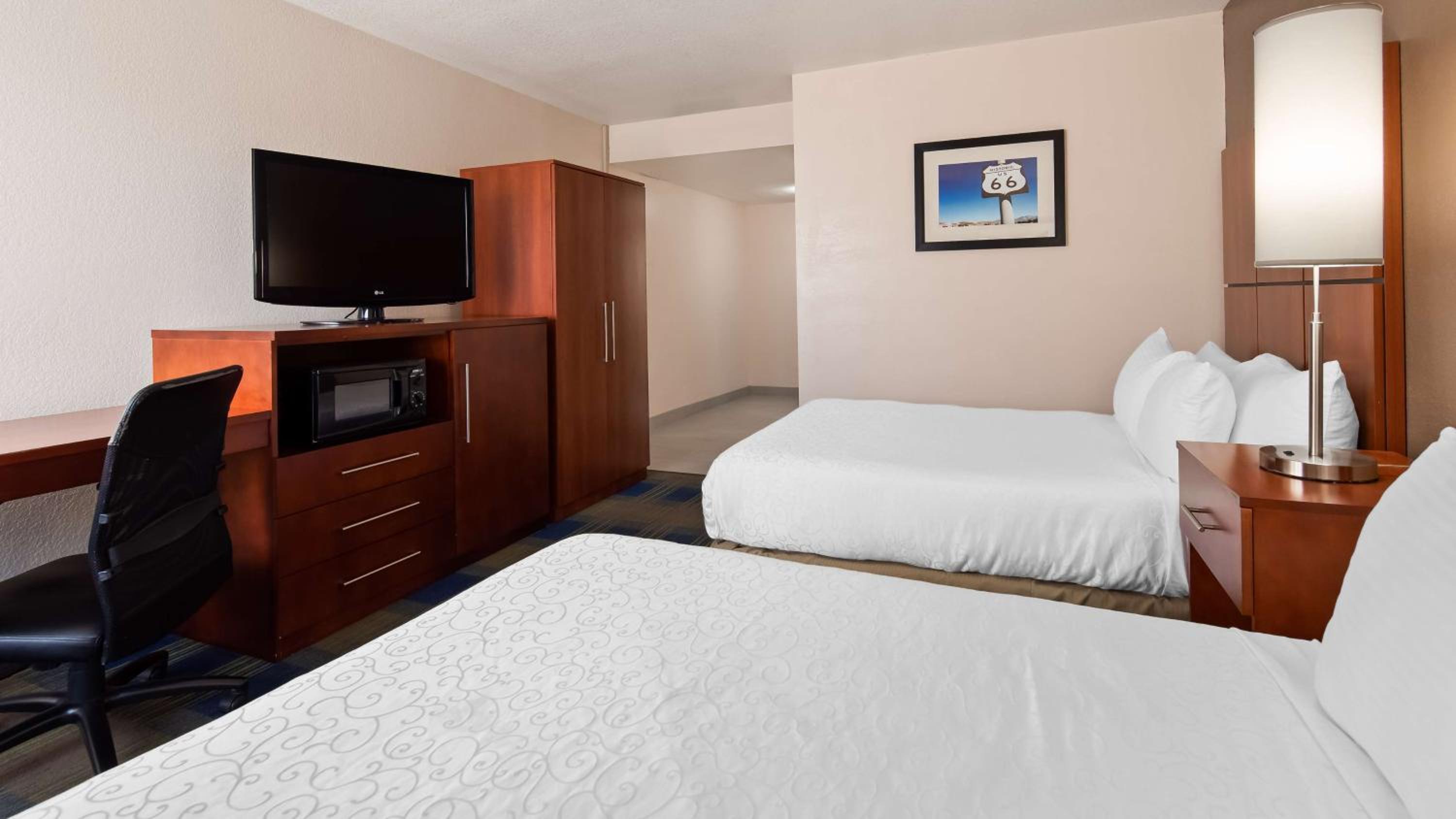Queen Room with Two Queen Beds and Roll-In Shower - Mobility Access/Non-Smoking - Photo 2