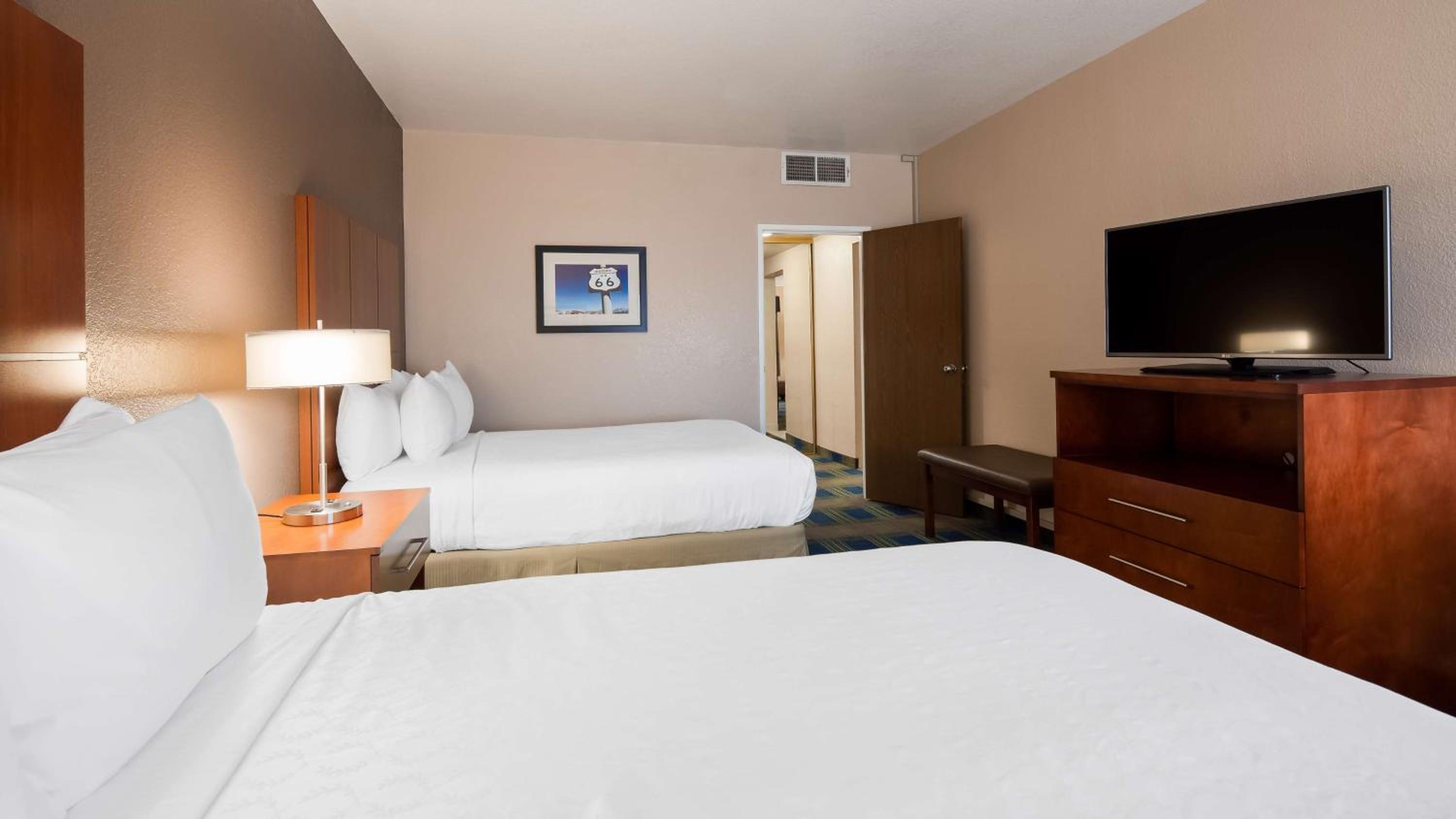 Large Queen Room with Two Queen Beds - Non-Smoking - Photo 3