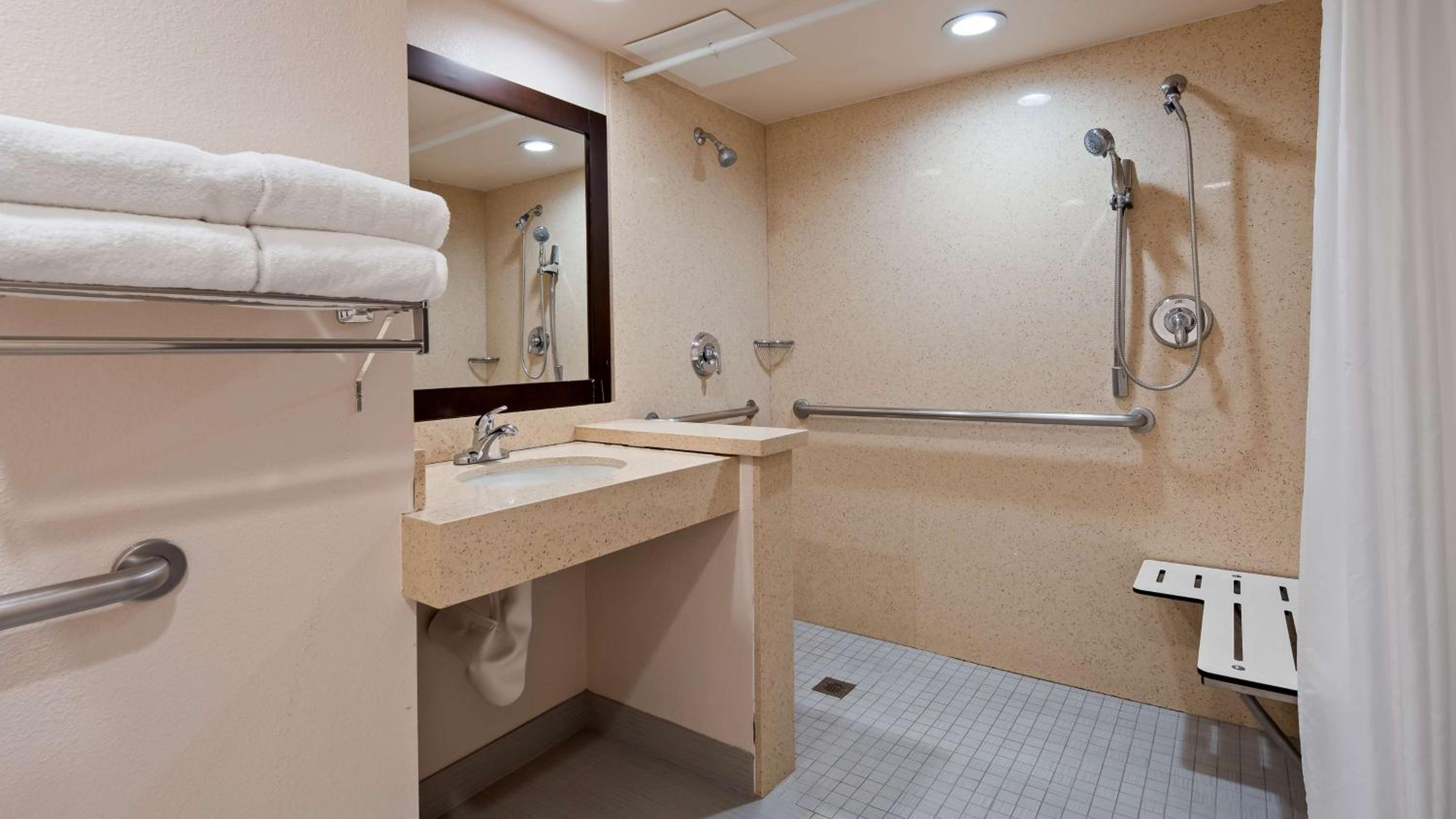 Queen Room with Two Queen Beds and Roll-In Shower - Mobility Access/Non-Smoking - Photo 4