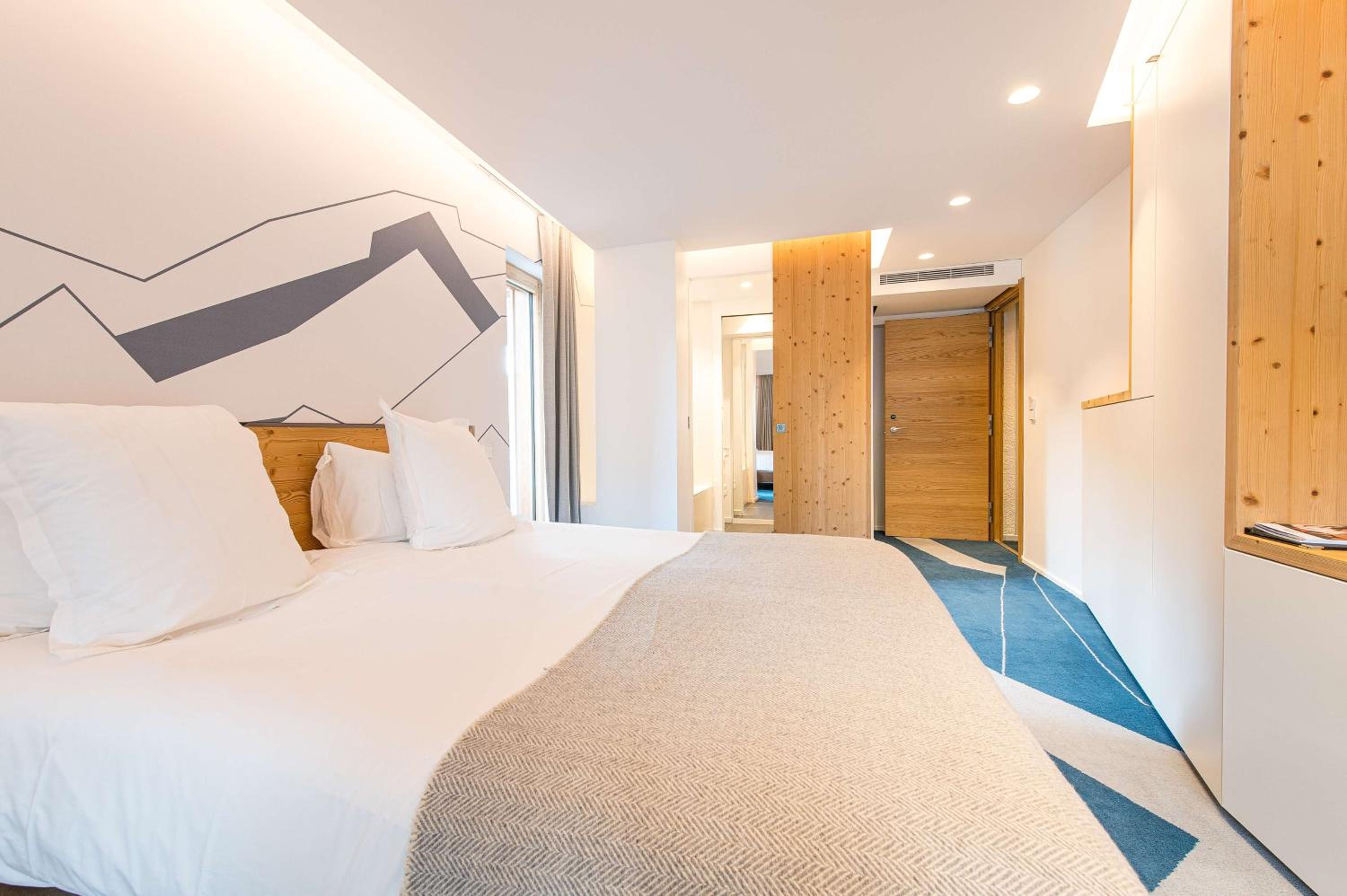 Deluxe Room with Mountain View - Photo 7