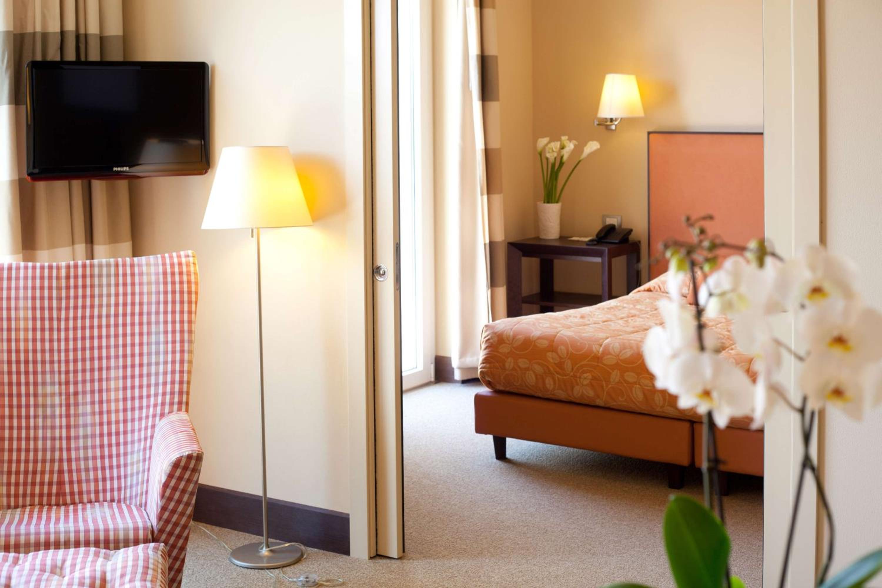 Junior Suite with One King Bed and Sofa Bed  - Photo 9