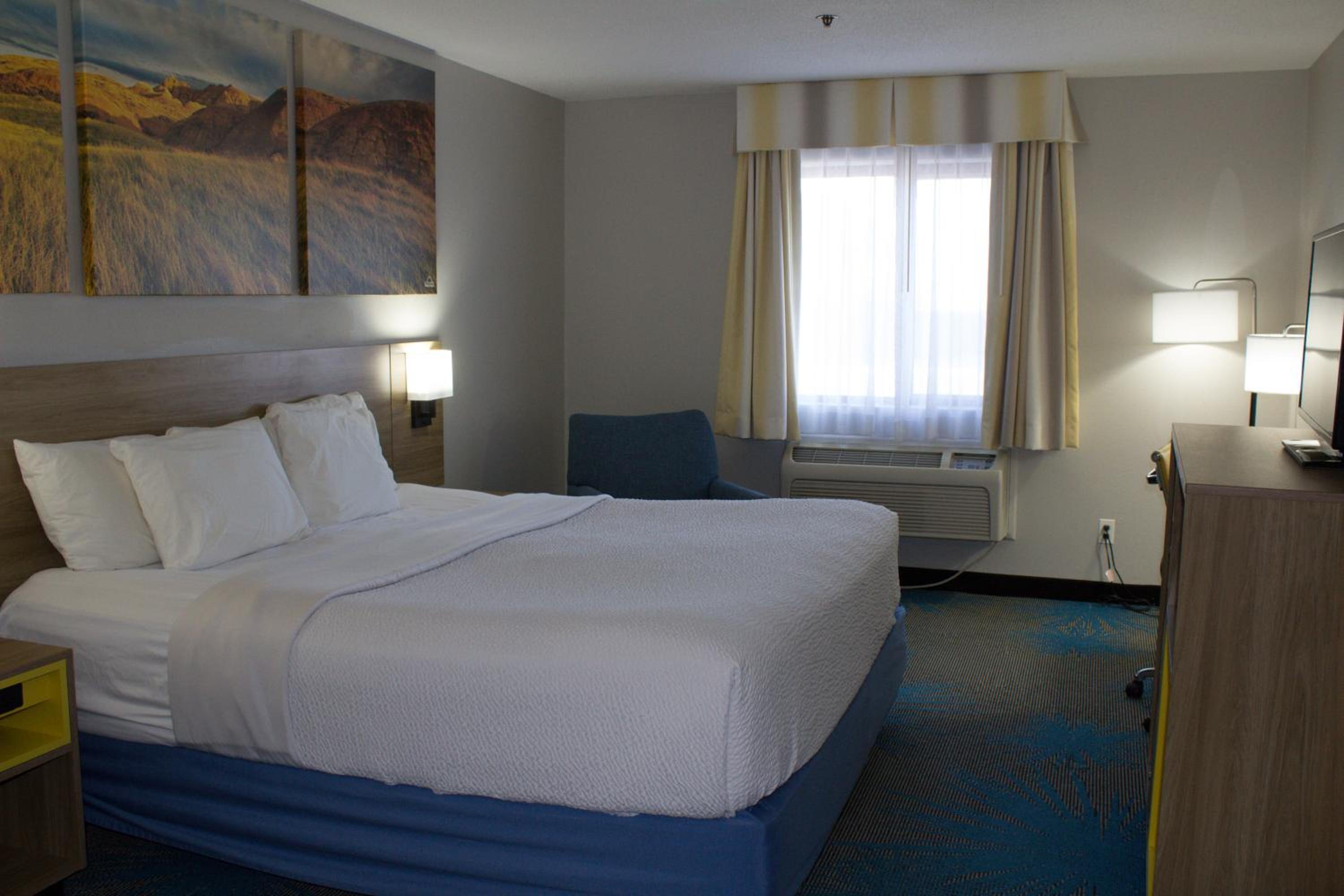 King Room - Non-Smoking - Photo 9