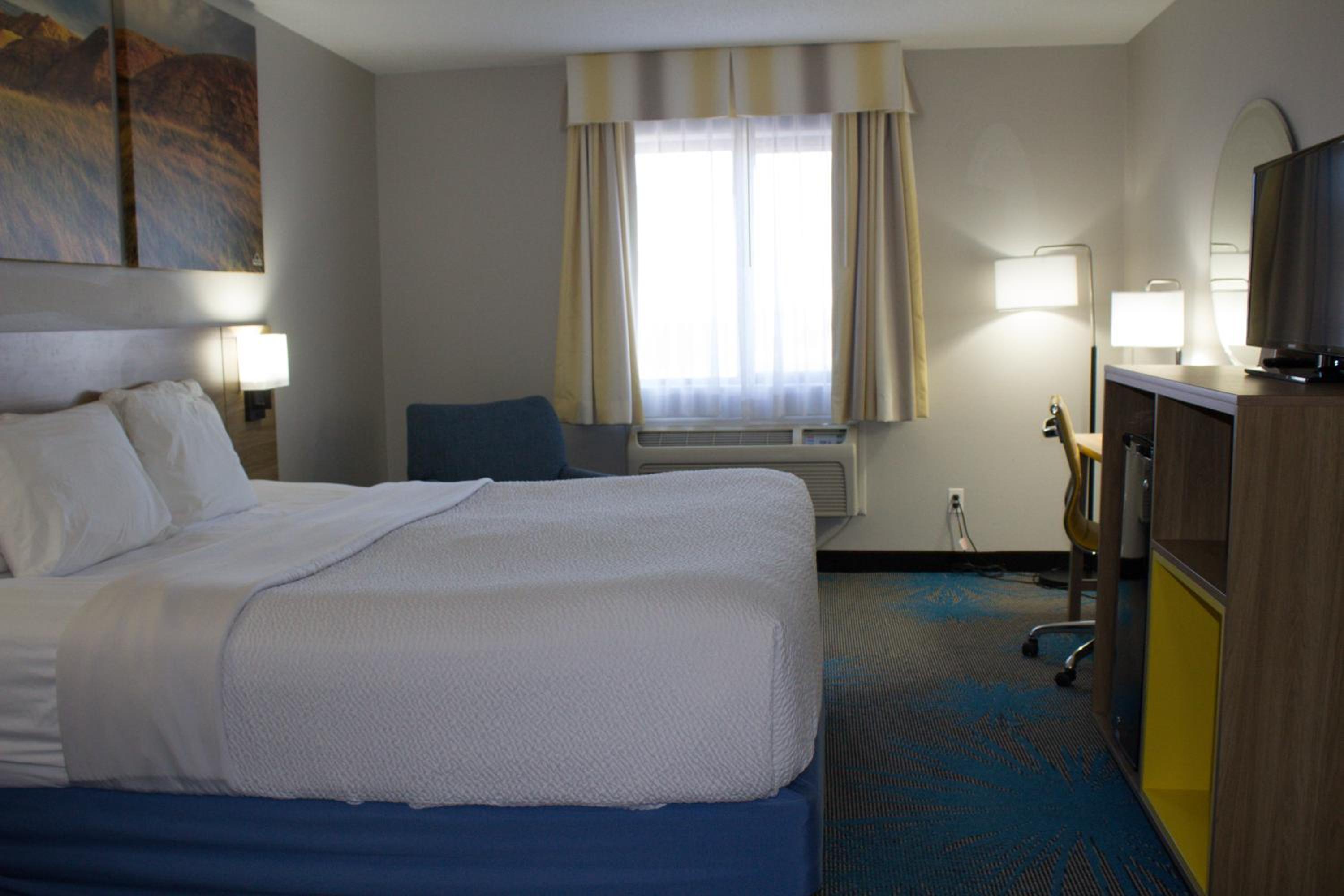 King Room - Non-Smoking - Photo 7