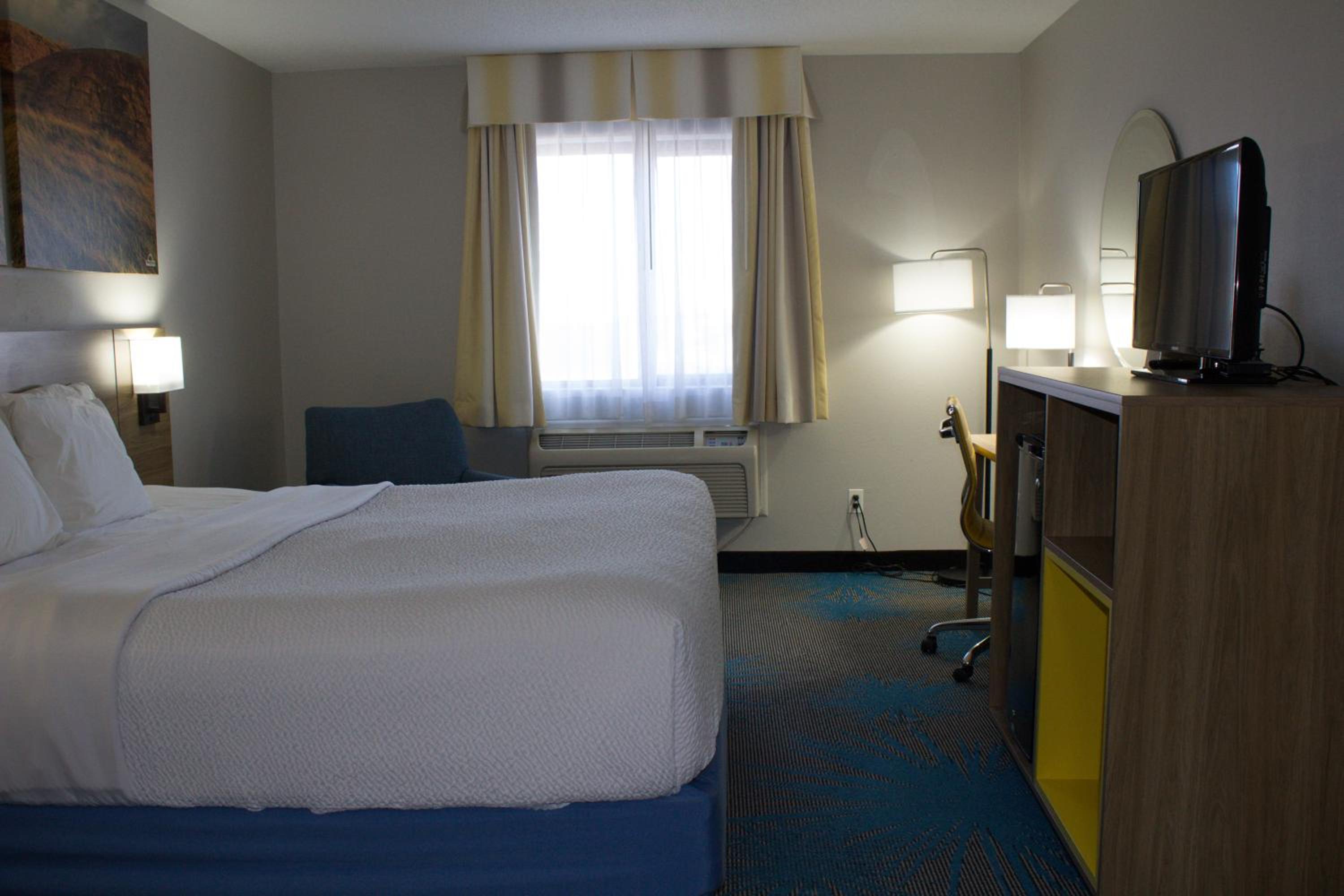 King Room - Non-Smoking - Photo 6