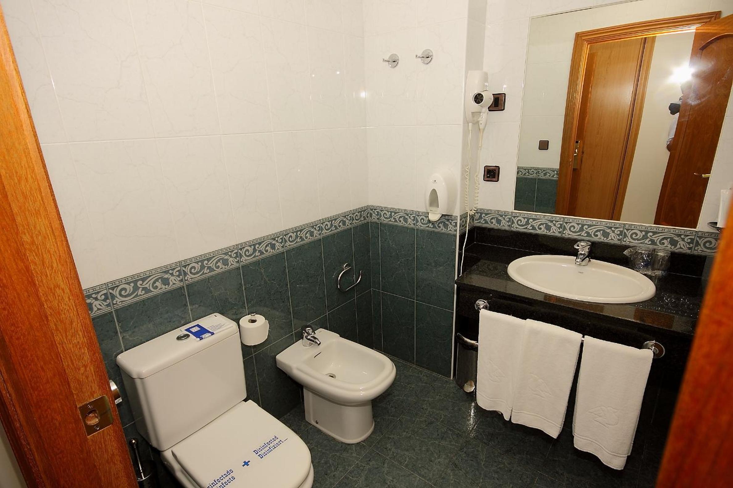 Double or Twin Room with Spa Access (2 Adults + 1 Child) - Photo 5