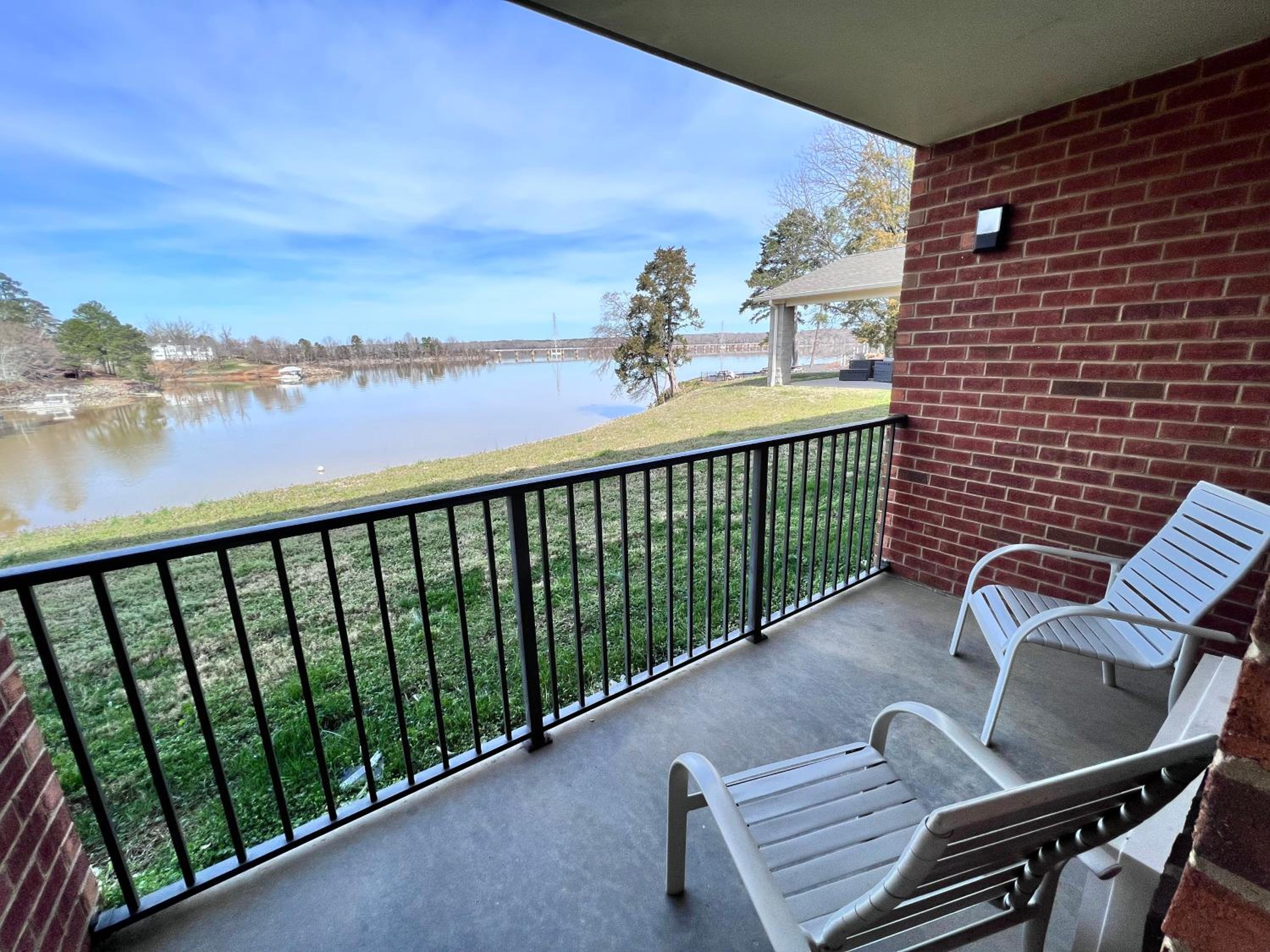 Standard King Room with Balcony and Lake View - Non Smoking photo 2