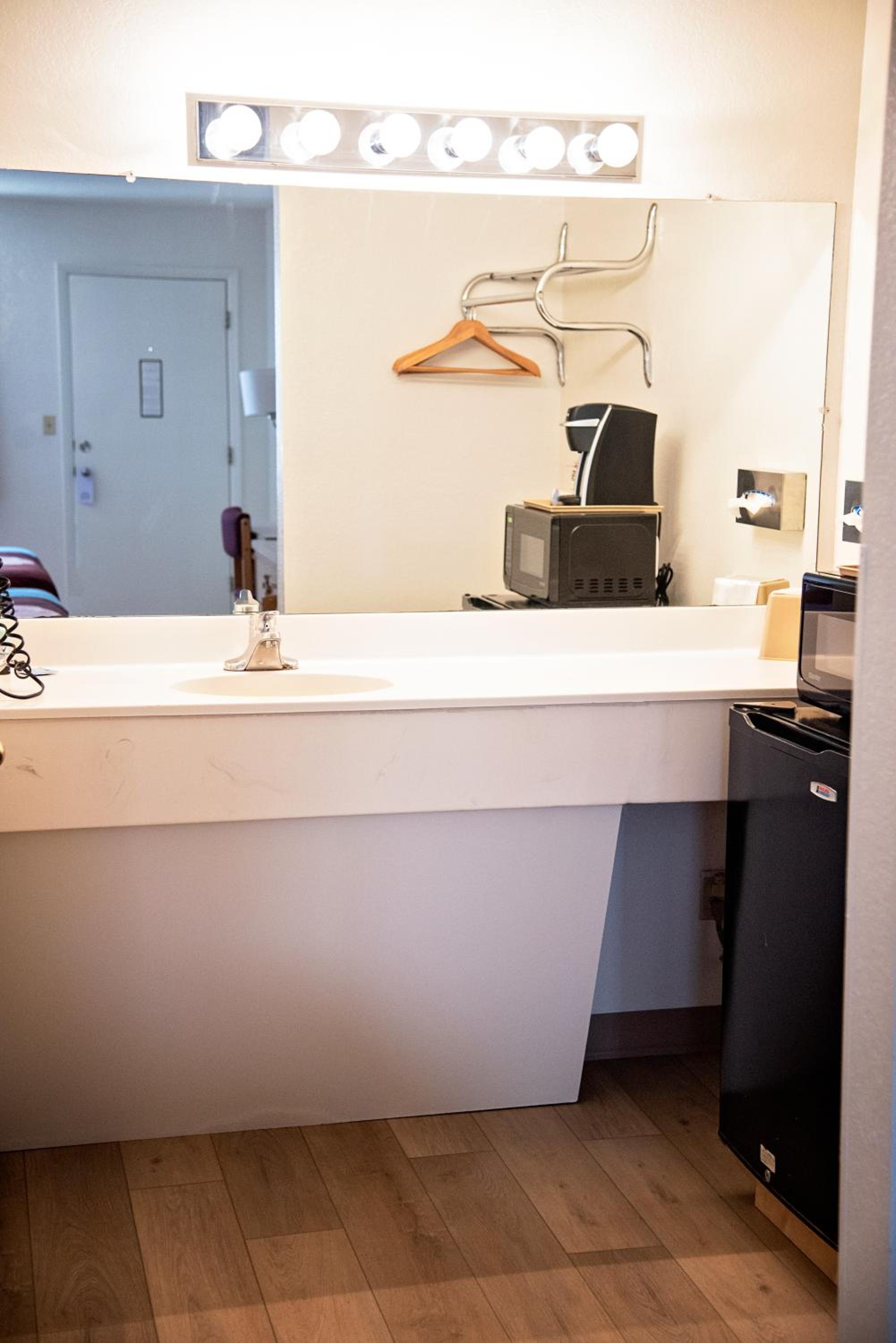 Standard Double Room - Photo 8