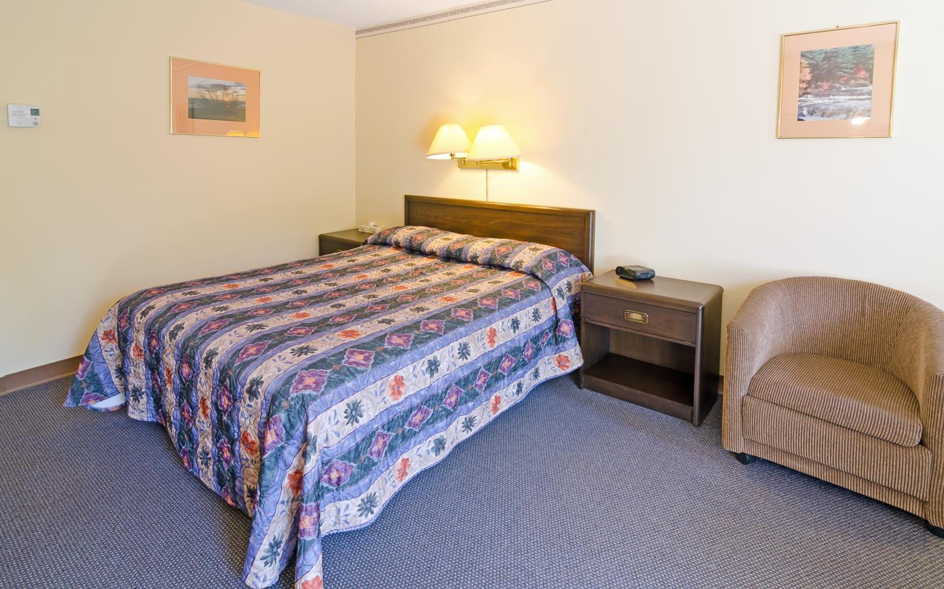 Queen Room - Photo 12