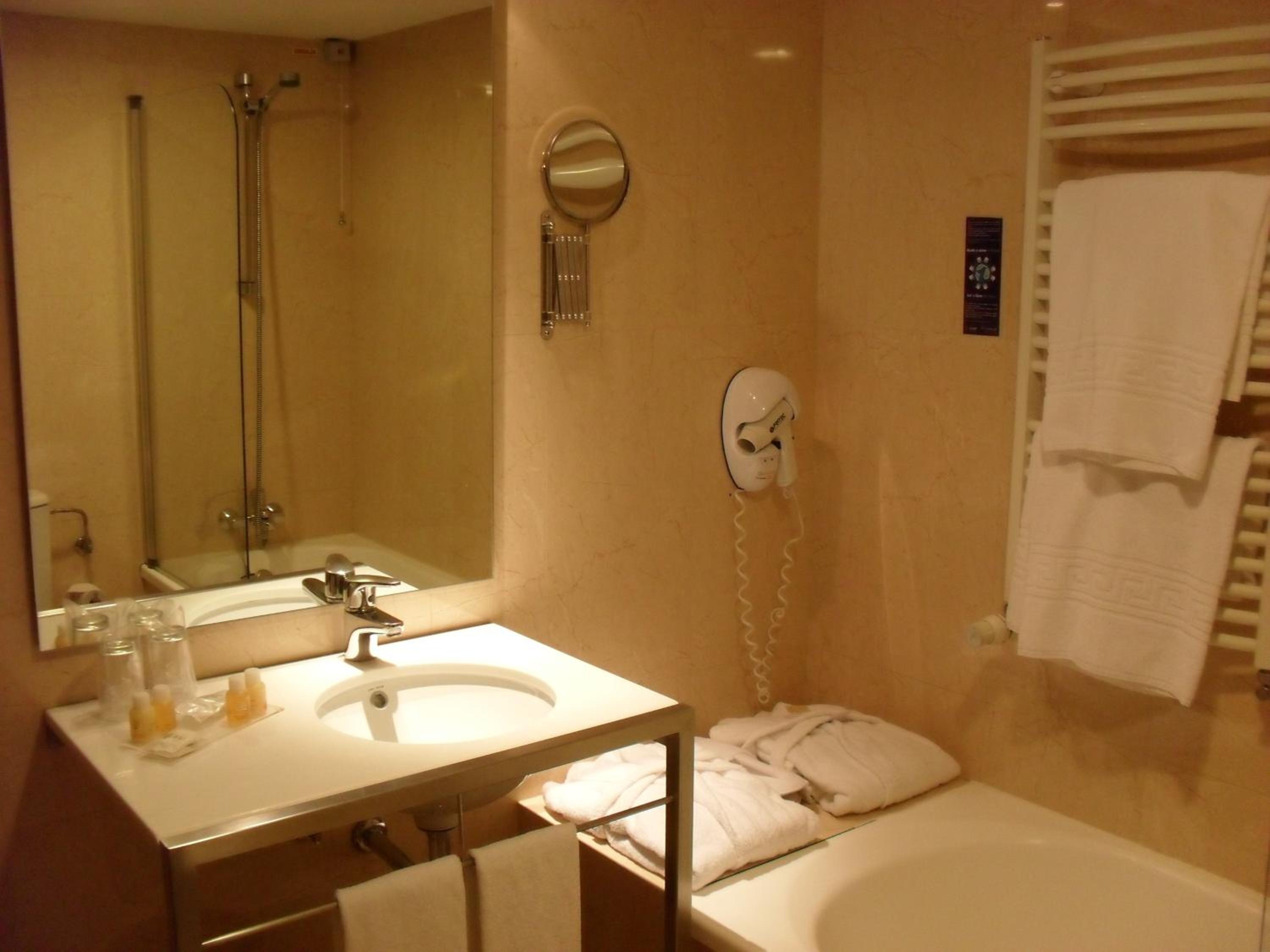 Twin Room - Photo 8