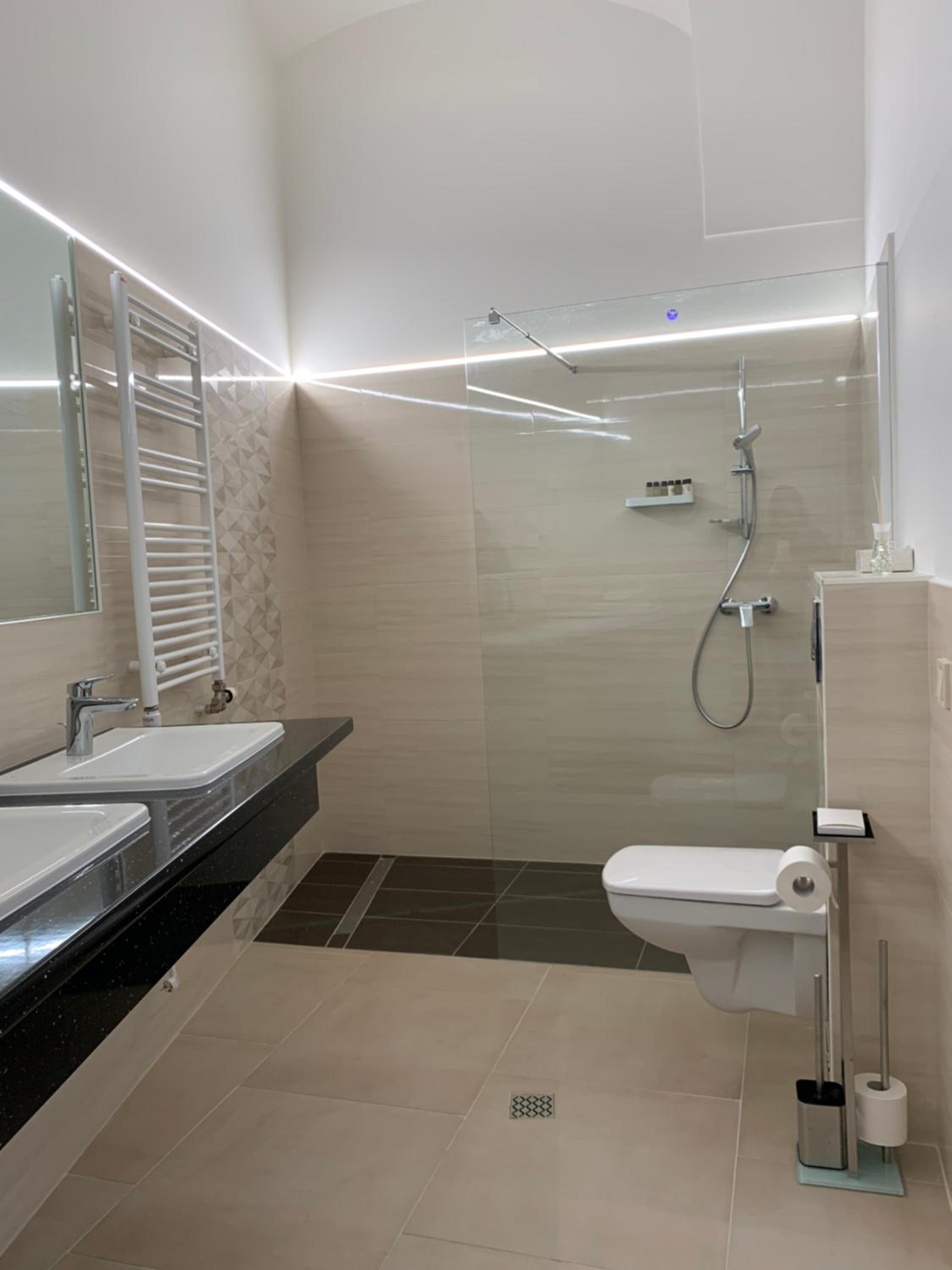 Deluxe Suite - Photo 3